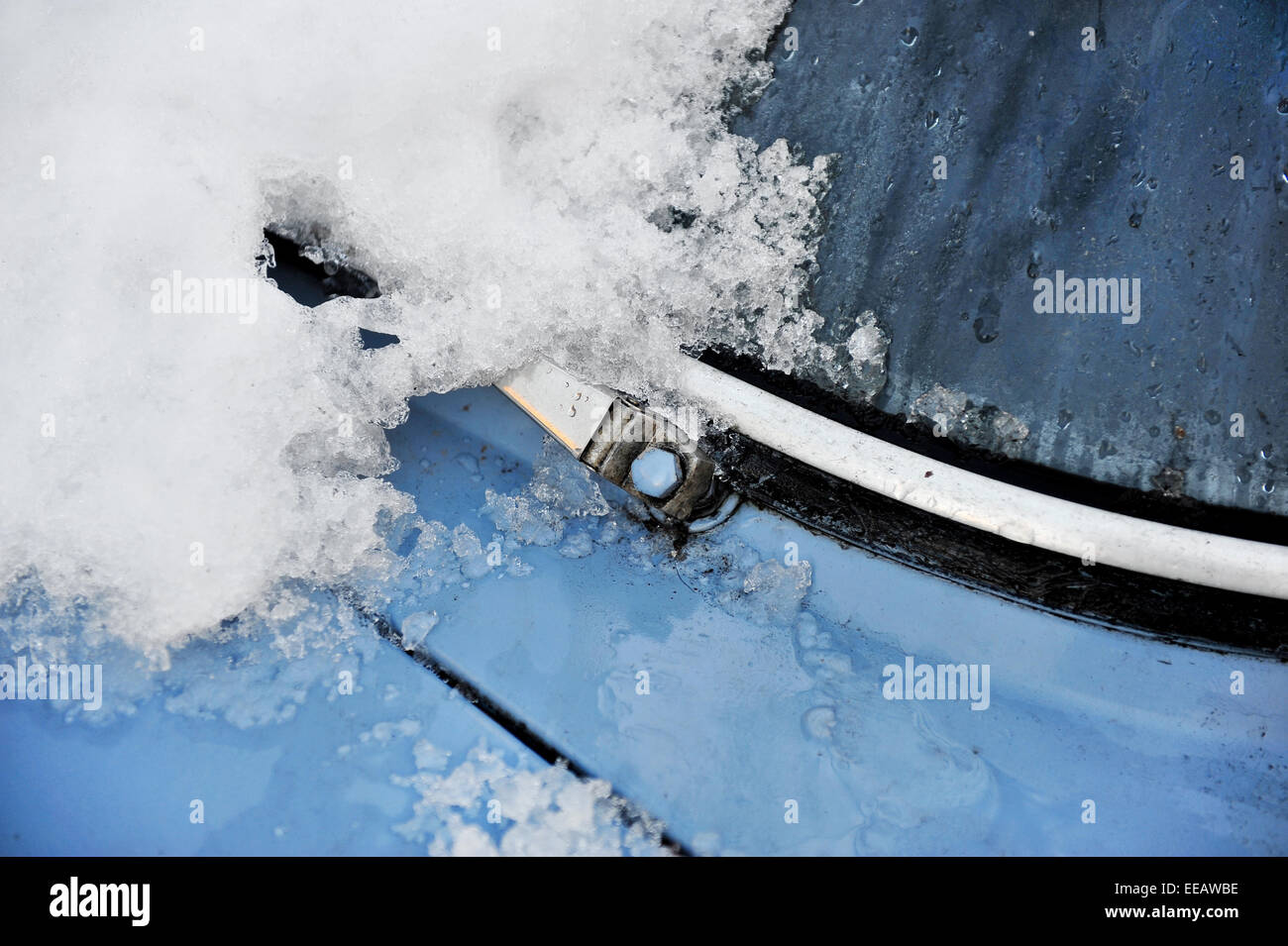 Detail-Aufnahme mit einem alten Auto Scheibenwischer mit Schnee bedeckt Stockfoto