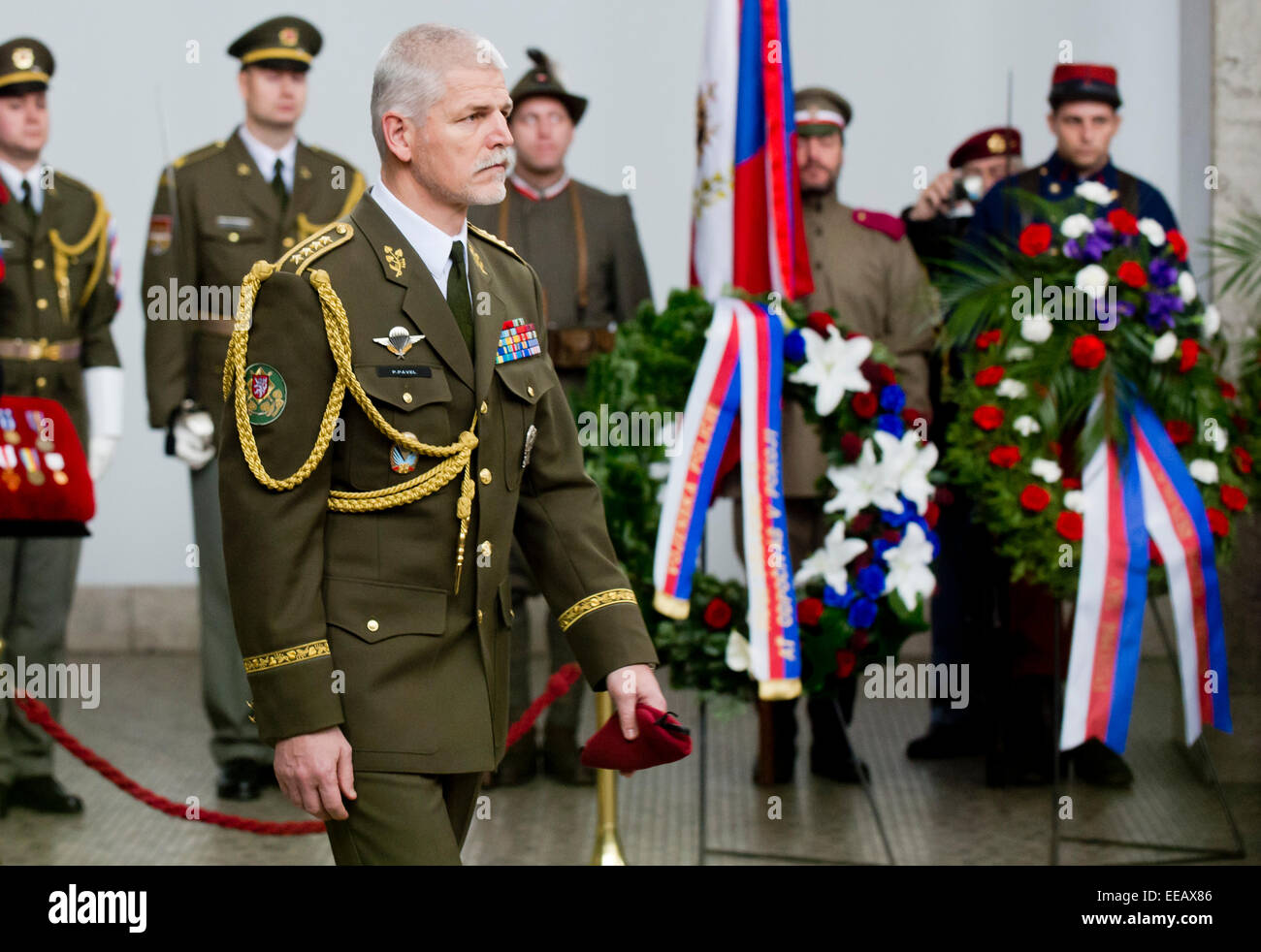 Staatliche und militärische Vertreter nahmen an der Beerdigung von Jiri Schams, Tschechische Kriegsveteranen aus Afghanistan und Initiator eines Fonds zur Unterstützung der Verwundeten Veteranen, der heute auf Donnerstag, 15. Januar 2015 mit militärischen Ehren bestattet wurde. Vor der Zeremonie überquerten zwei Jas-39 Gripen Kämpfer und zwei Mi-24 Kampfhubschrauber den Himmel über dem Krematorium in Prag-Strasnicer. Schams, den Spitznamen "Regi", die 2008 starb an Krebs, letzte Woche in Afghanistan ernsthaft verletzt wurde im Alter von 42 Jahren. Zusammen mit seiner Familie, Soldaten, einschließlich seiner Kameraden Mitstreiter, als Verteidigung-Minister Martin Stropnic Stockfoto