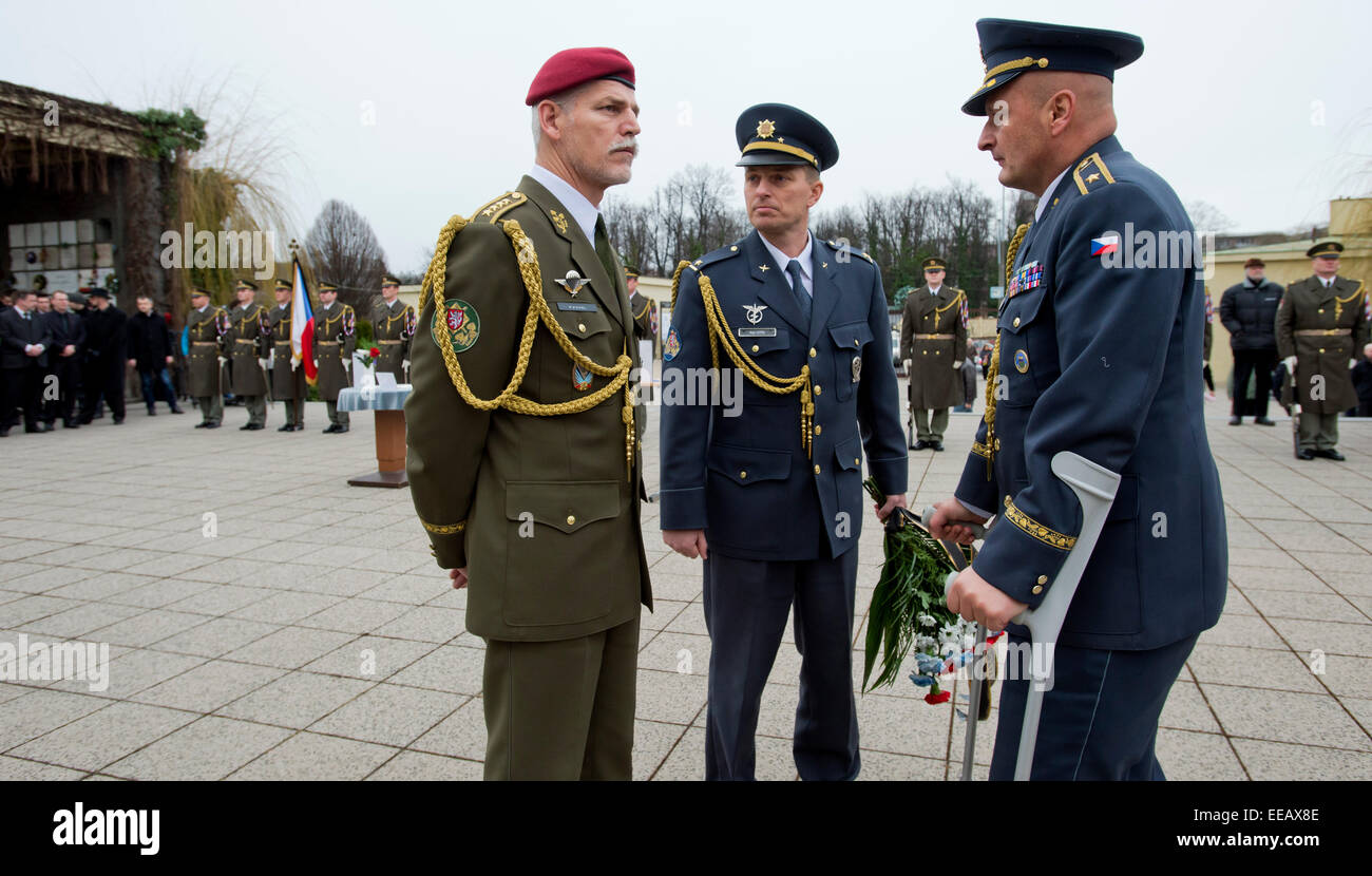 Staatliche und militärische Vertreter nahmen an der Beerdigung von Jiri Schams, Tschechische Kriegsveteranen aus Afghanistan und Initiator eines Fonds zur Unterstützung der Verwundeten Veteranen, der heute auf Donnerstag, 15. Januar 2015 mit militärischen Ehren bestattet wurde. Vor der Zeremonie überquerten zwei Jas-39 Gripen Kämpfer und zwei Mi-24 Kampfhubschrauber den Himmel über dem Krematorium in Prag-Strasnicer. Schams, den Spitznamen "Regi", die 2008 starb an Krebs, letzte Woche in Afghanistan ernsthaft verletzt wurde im Alter von 42 Jahren. Zusammen mit seiner Familie, Soldaten, einschließlich seiner Kameraden Mitstreiter, als Verteidigung-Minister Martin Stropnic Stockfoto