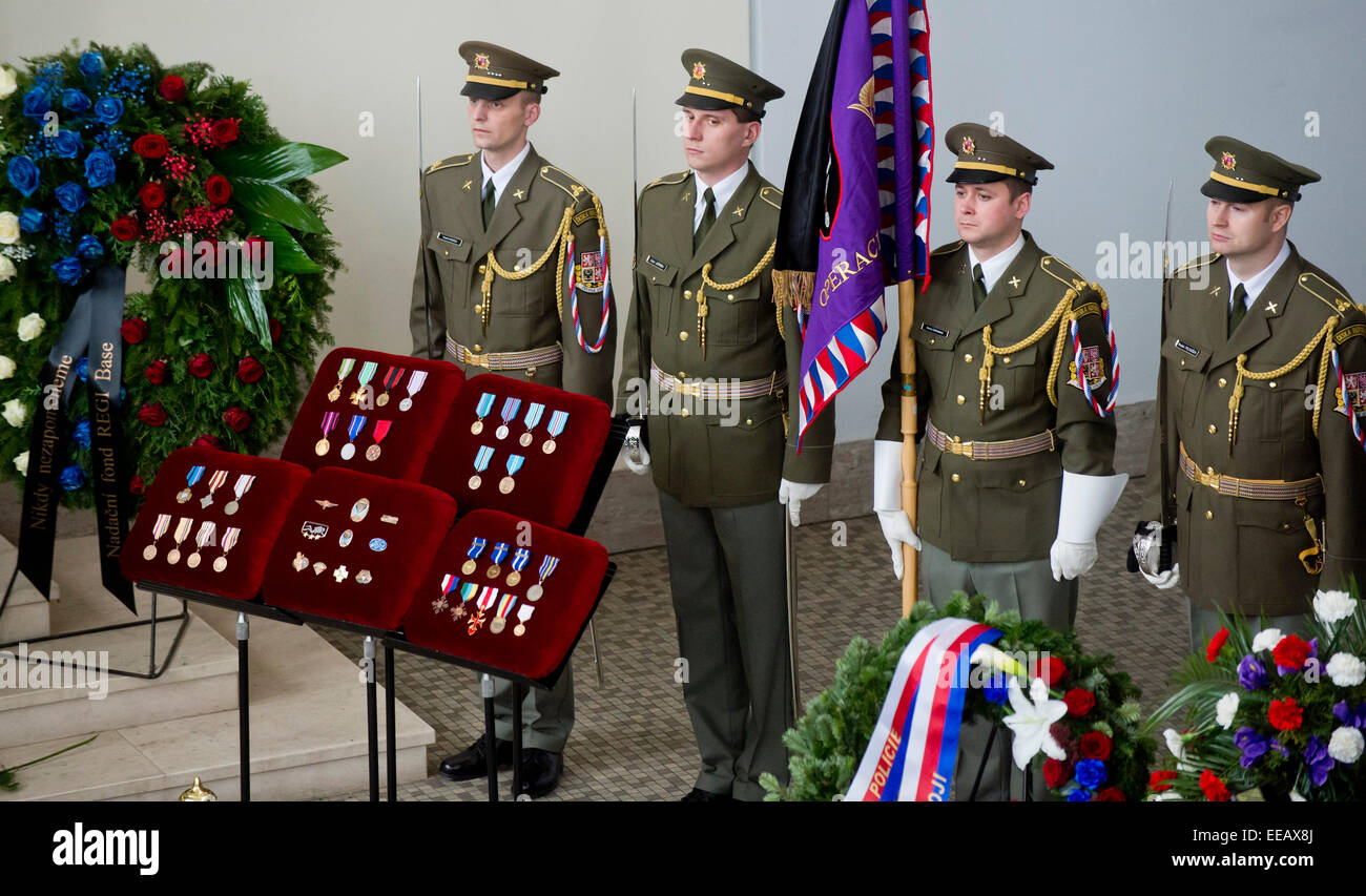 Staatliche und militärische Vertreter nahmen an der Beerdigung von Jiri Schams, Tschechische Kriegsveteranen aus Afghanistan und Initiator eines Fonds zur Unterstützung der Verwundeten Veteranen, der heute auf Donnerstag, 15. Januar 2015 mit militärischen Ehren bestattet wurde. Vor der Zeremonie überquerten zwei Jas-39 Gripen Kämpfer und zwei Mi-24 Kampfhubschrauber den Himmel über dem Krematorium in Prag-Strasnicer. Schams, den Spitznamen "Regi", die 2008 starb an Krebs, letzte Woche in Afghanistan ernsthaft verletzt wurde im Alter von 42 Jahren. Zusammen mit seiner Familie, Soldaten, einschließlich seiner Kameraden Mitstreiter, als Verteidigung-Minister Martin Stropnic Stockfoto