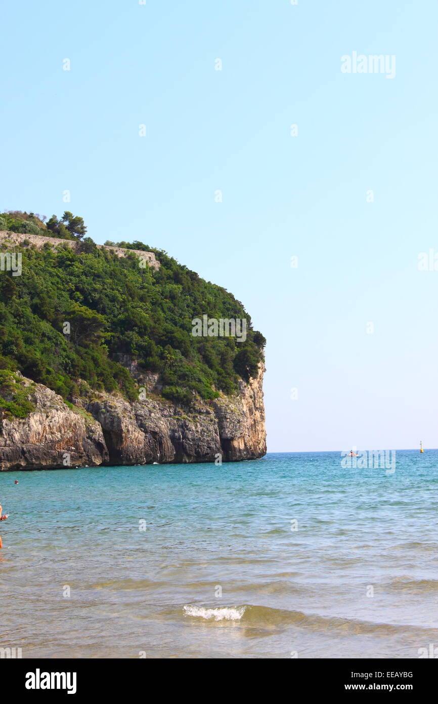 Vertikalen steilen Felsen an der Küste in Gaeta, Italien Stockfoto