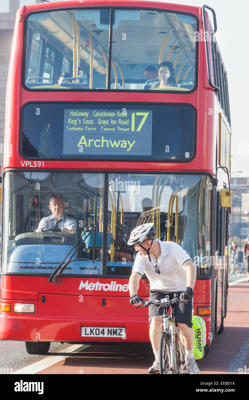England, London, Rush Hour Traffic Crossing London Bridge Stockfoto