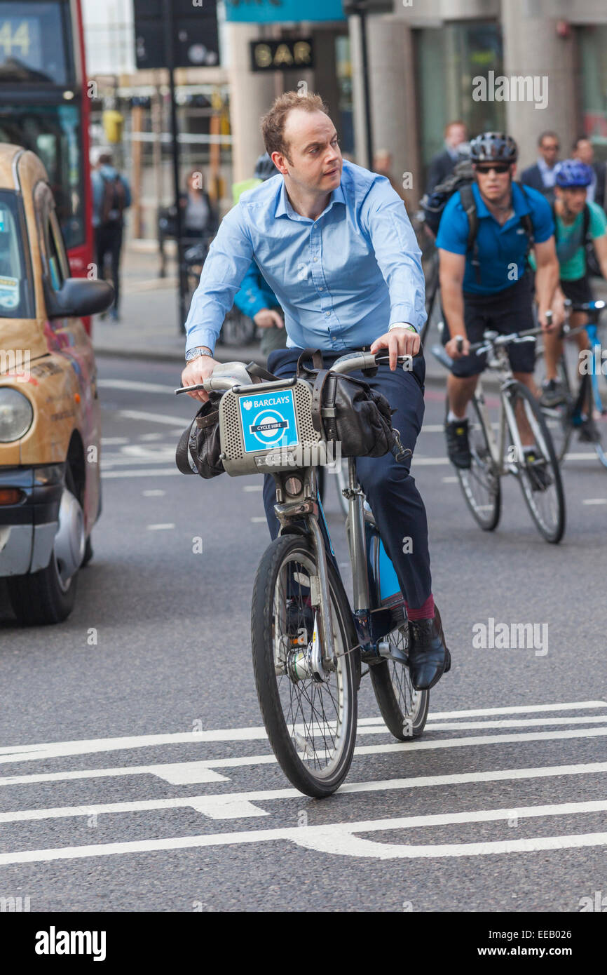 England, London, City of London, Mann reitet Barclays mieten Zyklus Stockfoto