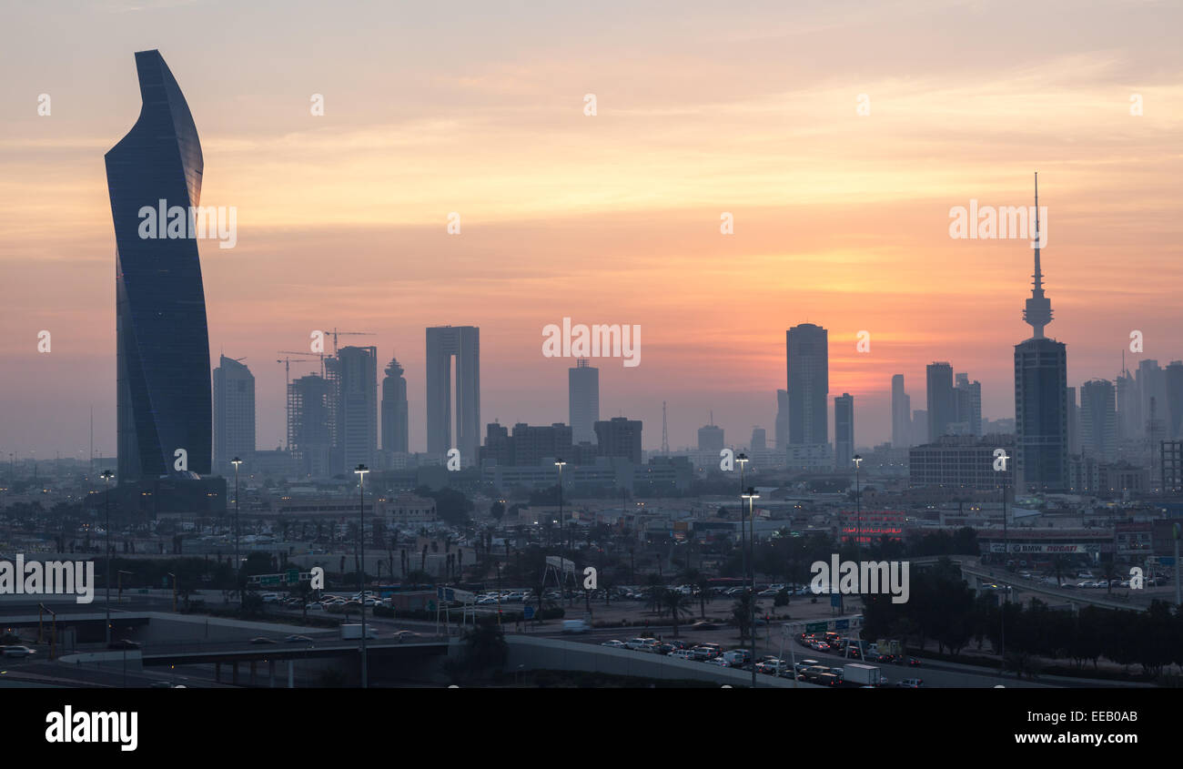 Kuwait-Stadt Skyline bei Sonnenuntergang Stockfoto