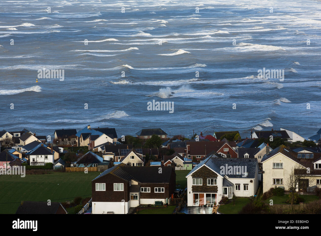 Borth, Cardigan Bay, Ceredigion, Wales, UK. 15. Januar 2015. UK-Wetter: Starke Winde erstellen atemberaubende Wellenmuster Arbeit weiterhin neue Küstenschutzes in Borth, Cardigan Bay zu bauen. Bildnachweis: atgof.co/Alamy Live News Stockfoto