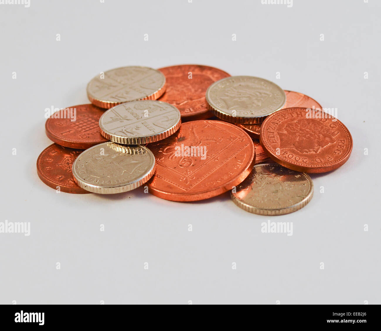 Ein Haufen Kleingeld in UK Sterling Münze inkl. 5 Pence, 2 Pence und 1 Cent Münzen Stockfoto