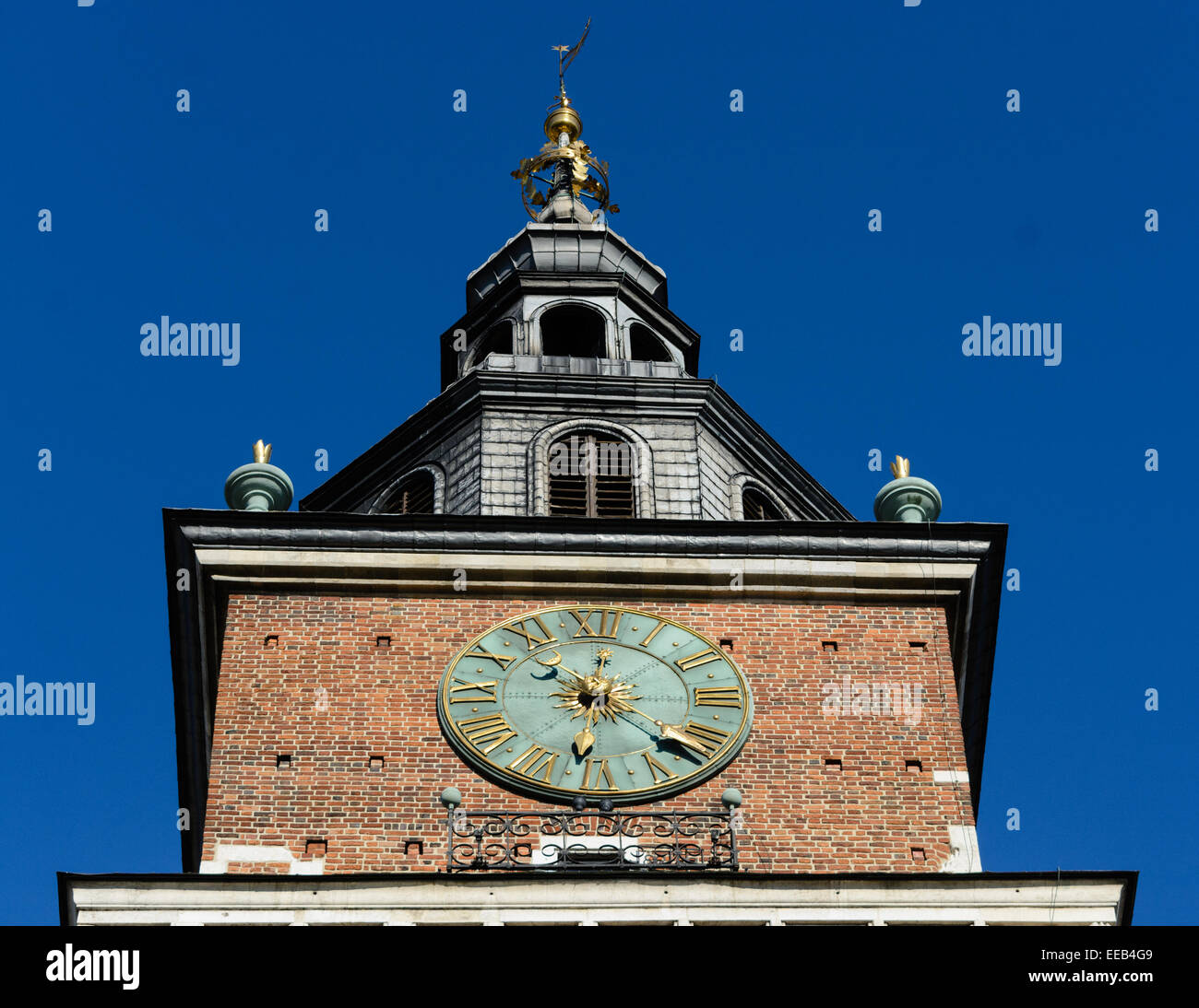 Der Uhrturm am Marktplatz in Krakau Stockfoto
