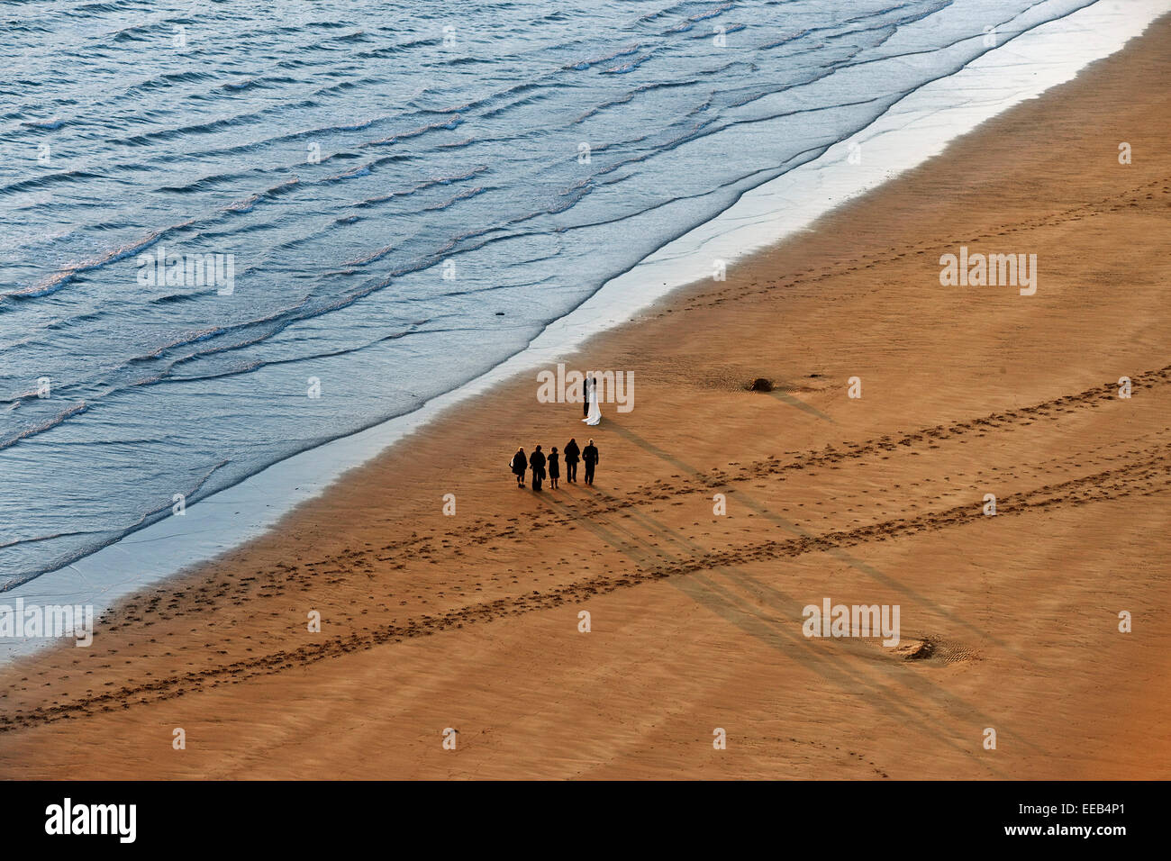 Ehe am Strand lange Schatten, Sand und Meer Braut und Bräutigam extreme Breite von oben geschossen Stockfoto