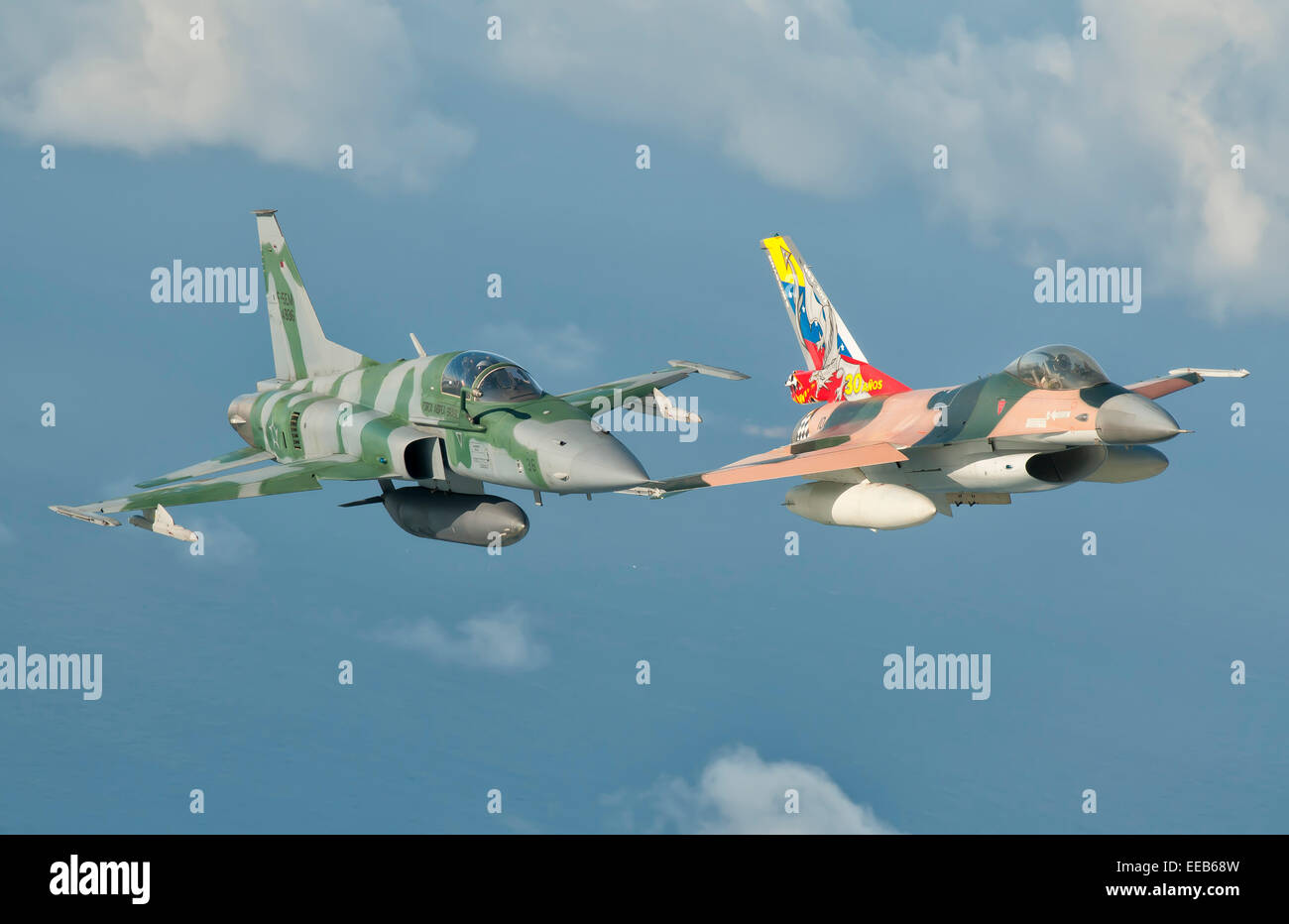 Venezolanische Air Force f-16 und Brazilian Air Force f-5 im Flug über Brasilien. Stockfoto