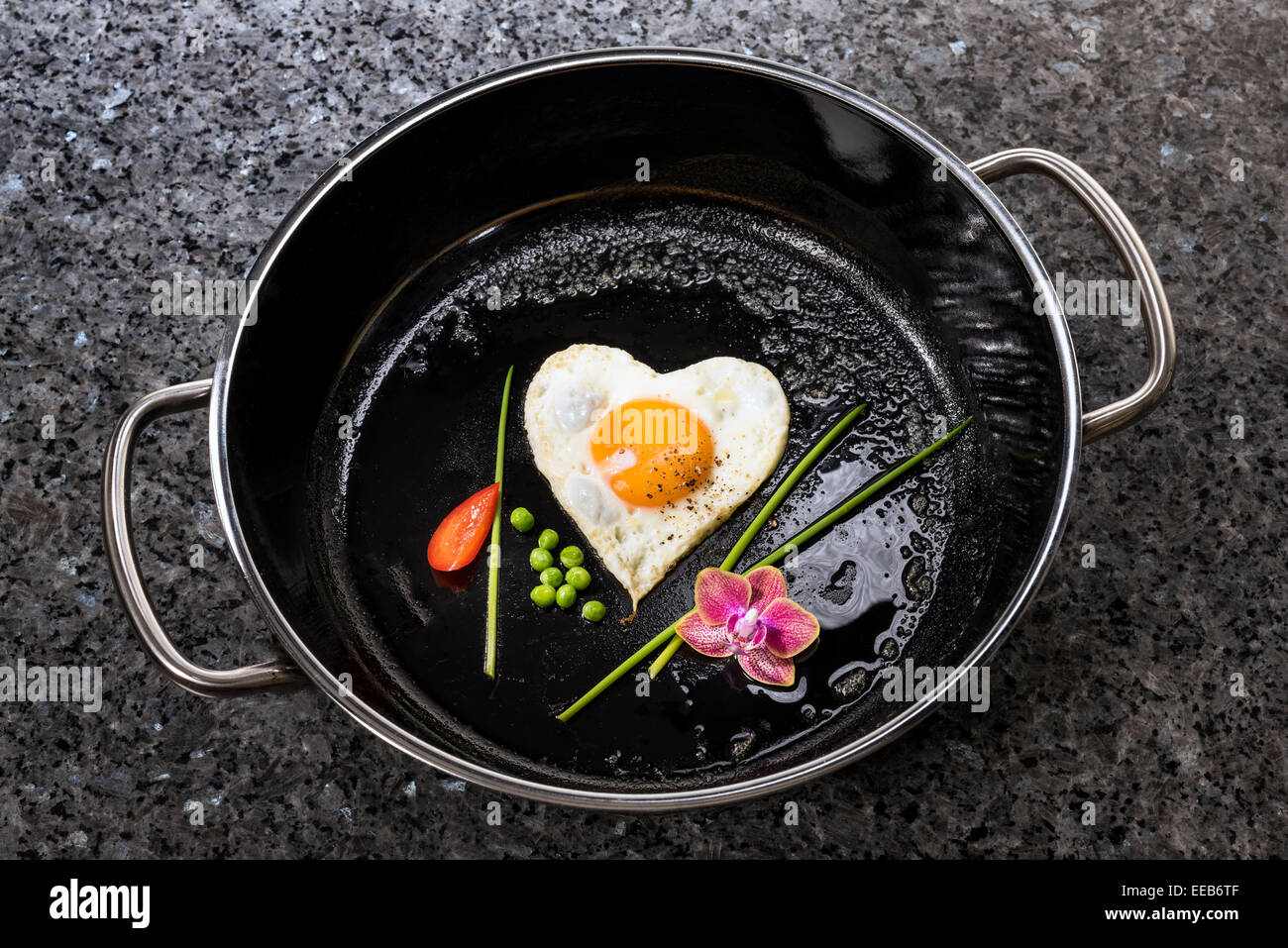 Frühstück für Liebhaber ei Blume Schnittlauch butter Erbsen pan Küche Frühstück Snack essen heißen romantisch liebenden Liebe Symbol Stockfoto