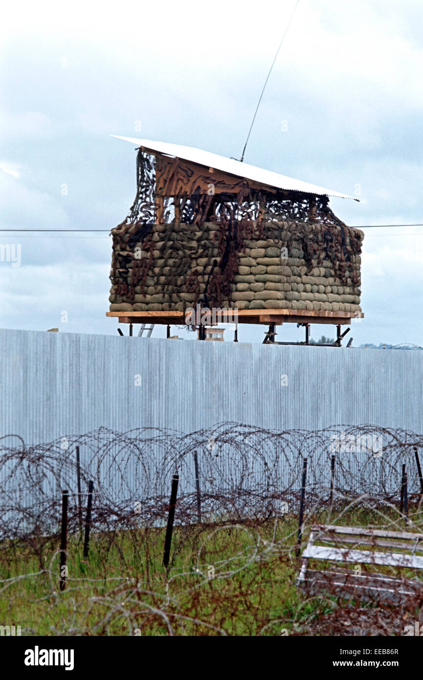 INTERNIERUNGSLAGER LONG KESH, LISBURN, NORDIRLAND - JUNE1972. Gegründet im Jahre 1971 während der Unruhen auf einem alten Royal Air Force Base, als Internierungslager eingeführt wurde... Vor allem Katholiken und wenige Protestanten wurden zunächst aufgerundet aber bald es Republikaner und Loyalisten untergebracht. Long Kesh wurde bekannt als H-Blöcke und das Labyrinth. Stockfoto