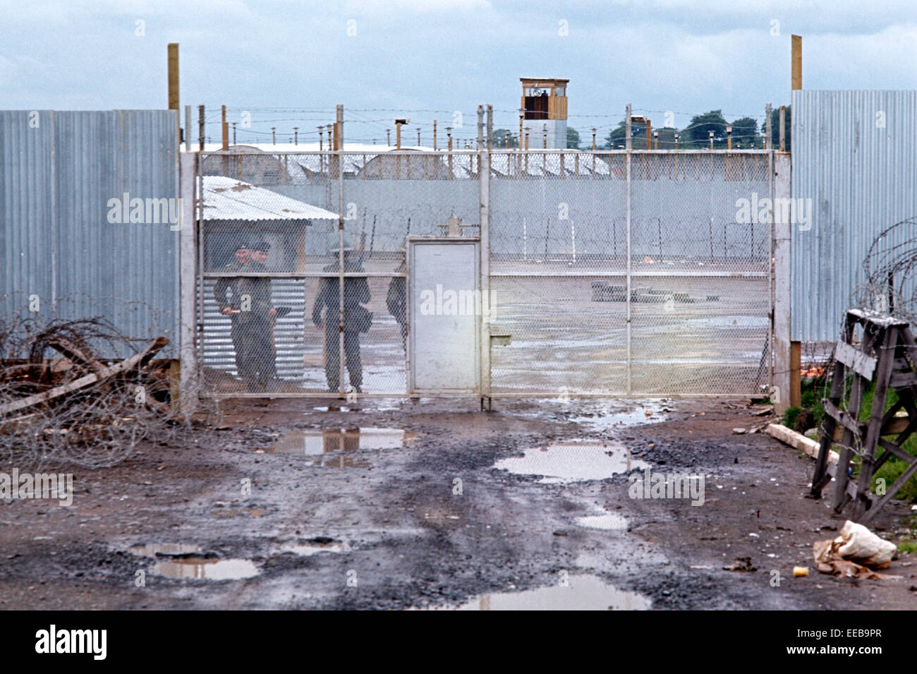 INTERNIERUNGSLAGER LONG KESH, LISBURN, NORDIRLAND - JUNE1972. Gegründet im Jahre 1971 während der Unruhen auf einem alten Royal Air Force Base, als Internierungslager eingeführt wurde... Vor allem Katholiken und wenige Protestanten wurden zunächst aufgerundet aber bald es Republikaner und Loyalisten untergebracht. Long Kesh wurde bekannt als H-Blöcke und das Labyrinth. Stockfoto