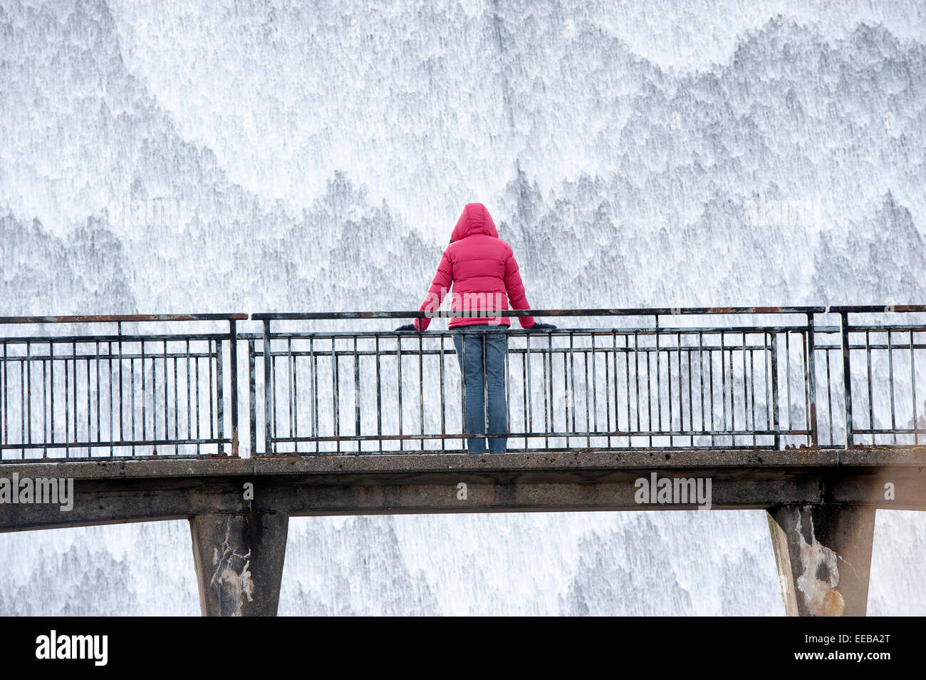 Wasser kaskadenförmig Reservoir Überlauf Steckdose mit Person, die gerade von einer Brücke. Stockfoto