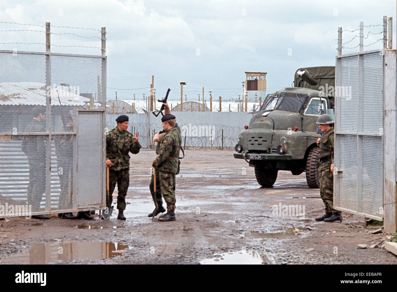 INTERNIERUNGSLAGER LONG KESH, LISBURN, NORDIRLAND - JUNE1972. Gegründet im Jahre 1971 während der Unruhen auf einem alten Royal Air Force Base, als Internierungslager eingeführt wurde... Vor allem Katholiken und wenige Protestanten wurden zunächst aufgerundet aber bald es Republikaner und Loyalisten untergebracht. Long Kesh wurde bekannt als H-Blöcke und das Labyrinth. Stockfoto