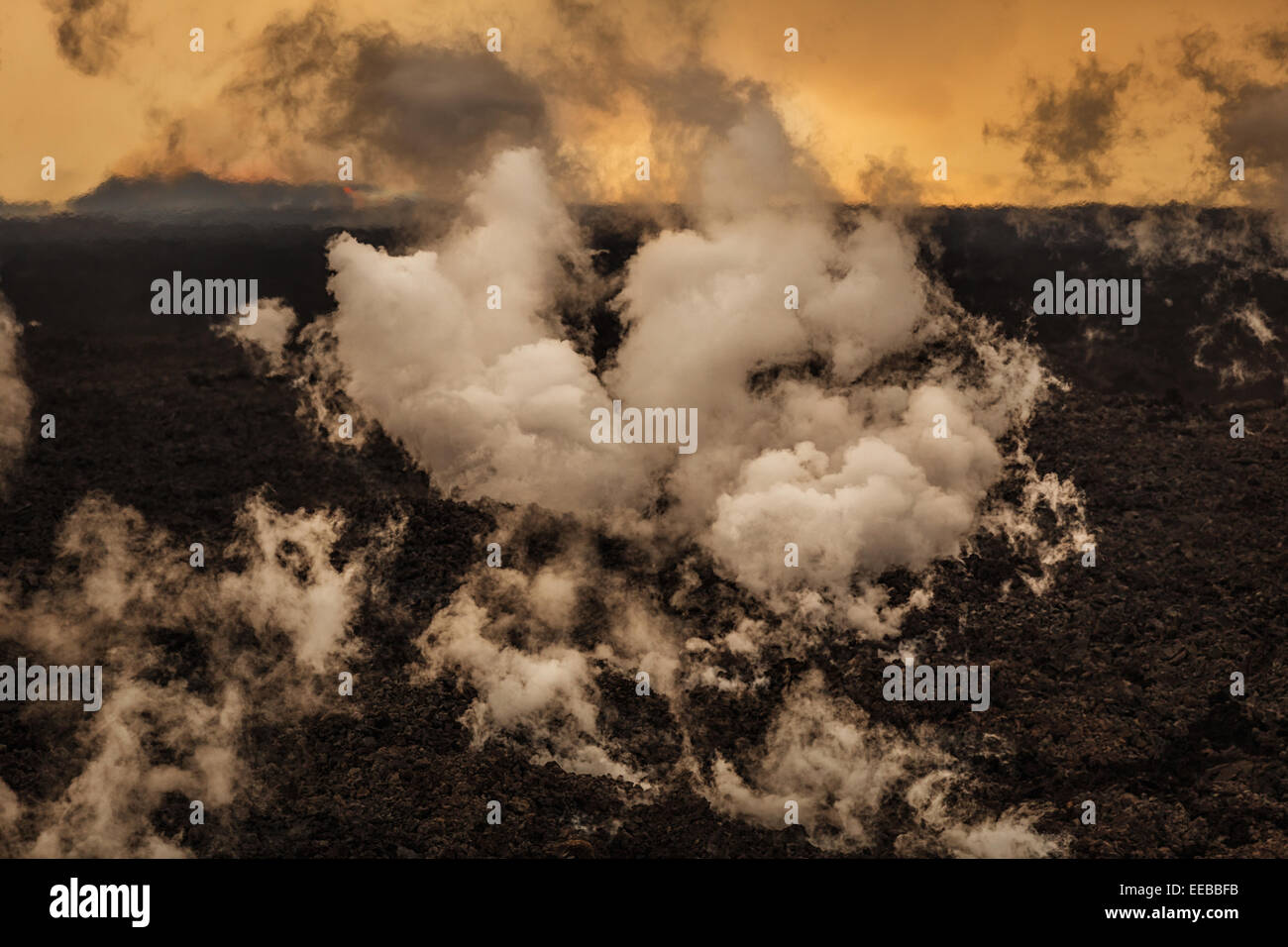 Vulkanausbruch in der bardarbunga holuhraun Riss in der Nähe des Vulkan, Island. Luftaufnahme von Lava und Dampf. Stockfoto