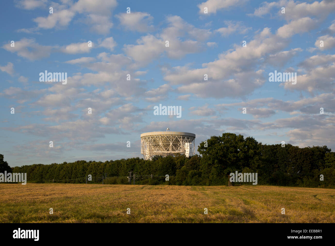 England, Cheshire, Jodrell Bank Radioteleskop im späten Abendlicht Stockfoto