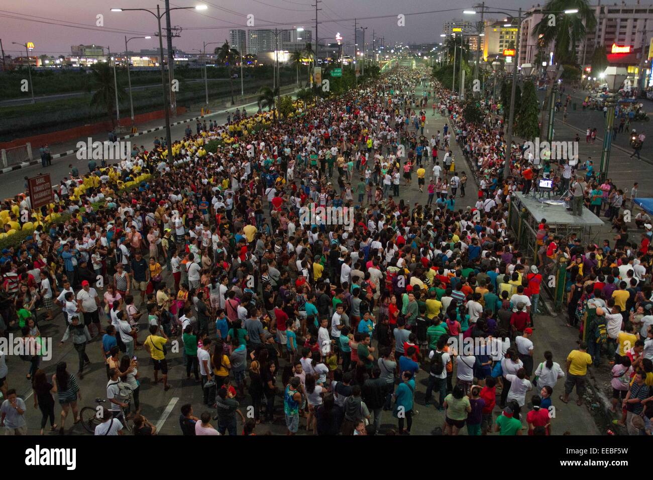 Manila, Philippinen. 15. Januar 2015. Leute warten auf die Ankunft des Papstes Francis in Baclaran auf Donnerstag, 15. Januar 2015. Der Papst besucht die Philippinen vom 15. Januar bis 19. Bildnachweis: Mark Fredesjed Cristino/Alamy Live-Nachrichten Stockfoto