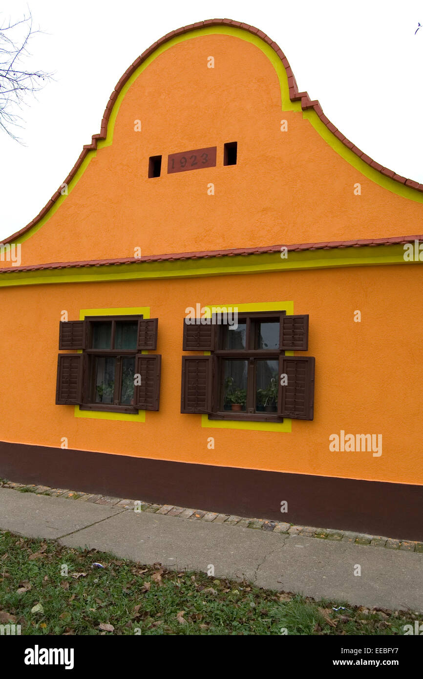 Altes Haus auf dem Lande in Idvor. Idvor ist der Geburtsort des Wissenschaftlers Mihajlo Pupin. Stockfoto