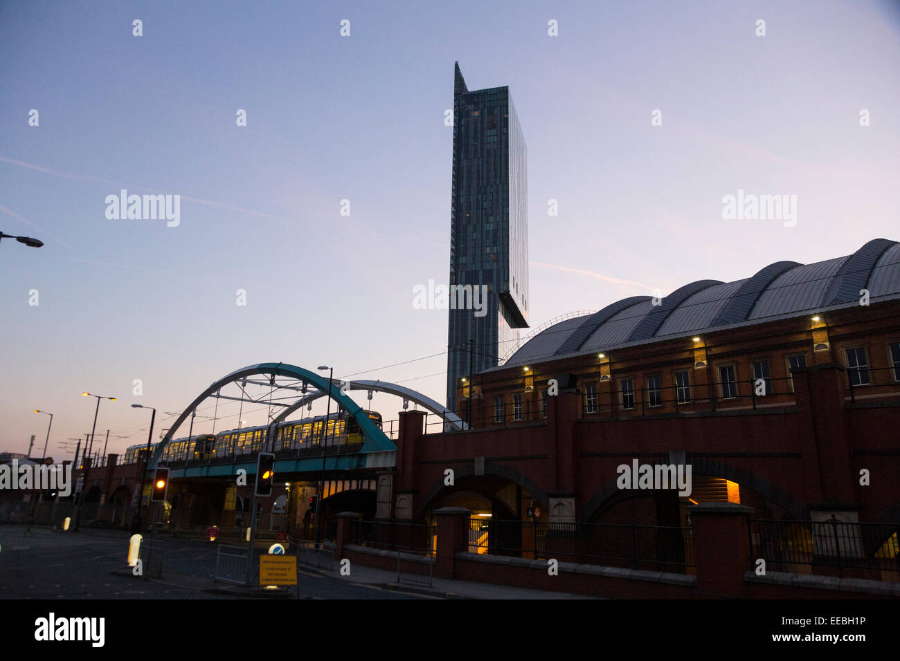 England, Manchester Metrolink tram, Manchester Convention Centre und Beetham Tower in der Dämmerung Stockfoto