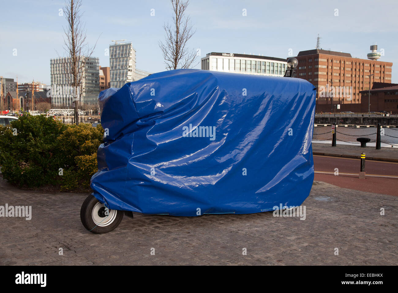 Maßgeschneiderte Rosa im Thai Stil tuk tuks, elektrische, Elektrofahrzeuge, Elektromotor, EV, elektrische Autos, auto-rikschas in Liverpool, Merseyside, Stockfoto