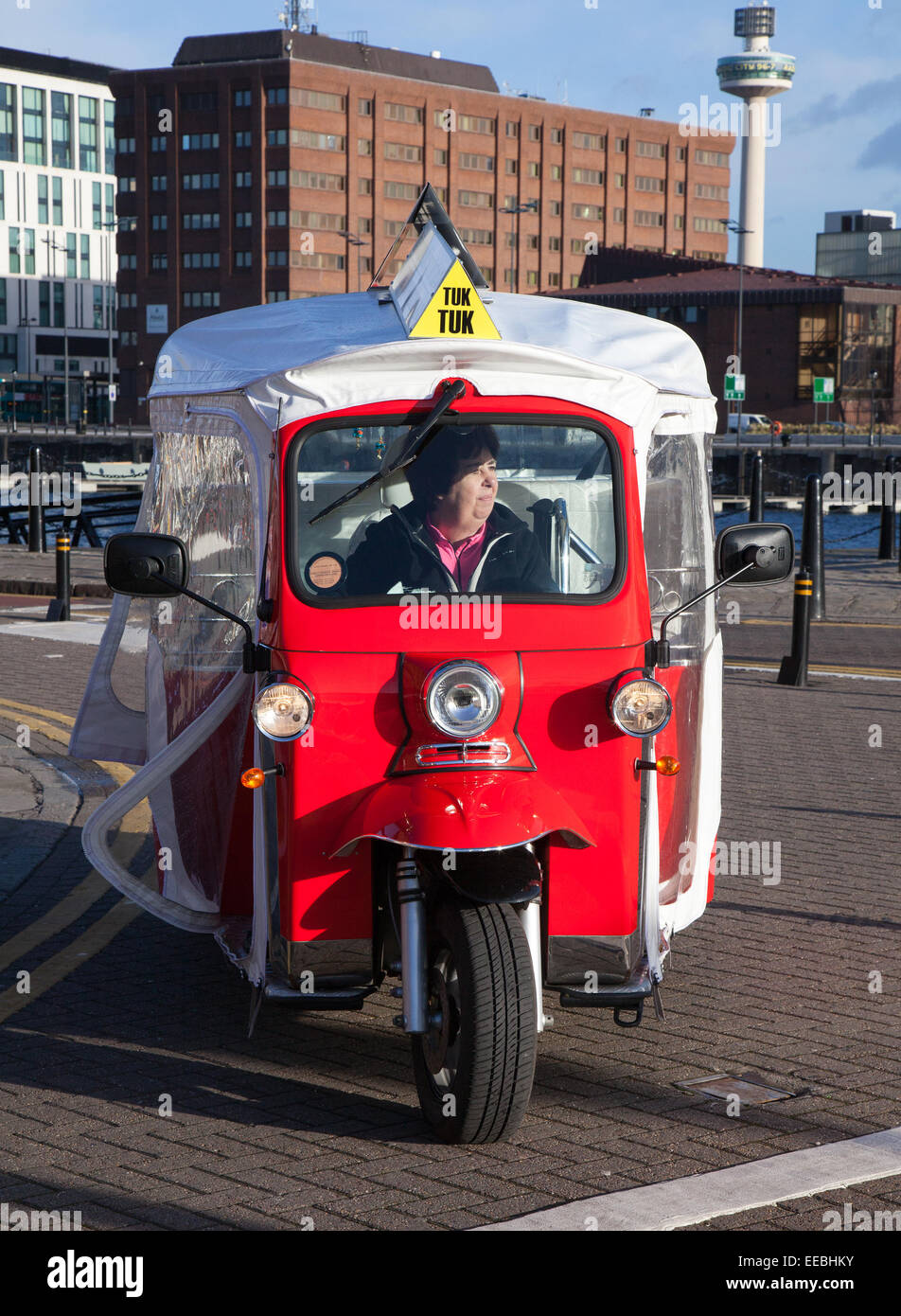 Maßgeschneiderte Rosa im Thai Stil tuk tuks, elektrische, Elektrofahrzeuge, Elektromotor, EV, elektrische Autos, auto-rikschas in Liverpool, Merseyside, Stockfoto