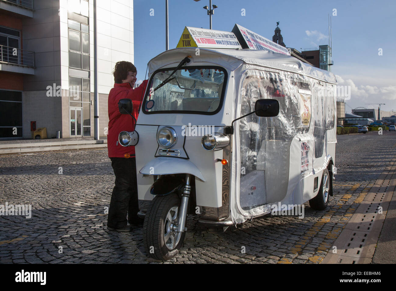 Maßgeschneiderte Rosa im Thai Stil tuk tuks, elektrische, Elektrofahrzeuge, Elektromotor, EV, elektrische Autos, auto-rikschas in Liverpool, Merseyside, Stockfoto