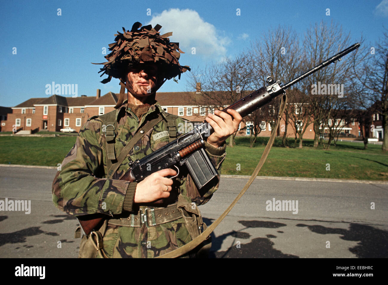 WAFFEN DER ULSTER - FEBRUAR 1972. Britische Armee Soldat mit L1A1, 7.62 Gewehr während The Troubles, Nordirland verwendet. Stockfoto