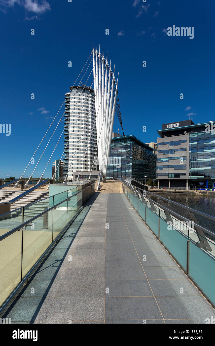 England, Manchester, Media City Fußgängerbrücke und BBC Gebäude Stockfoto