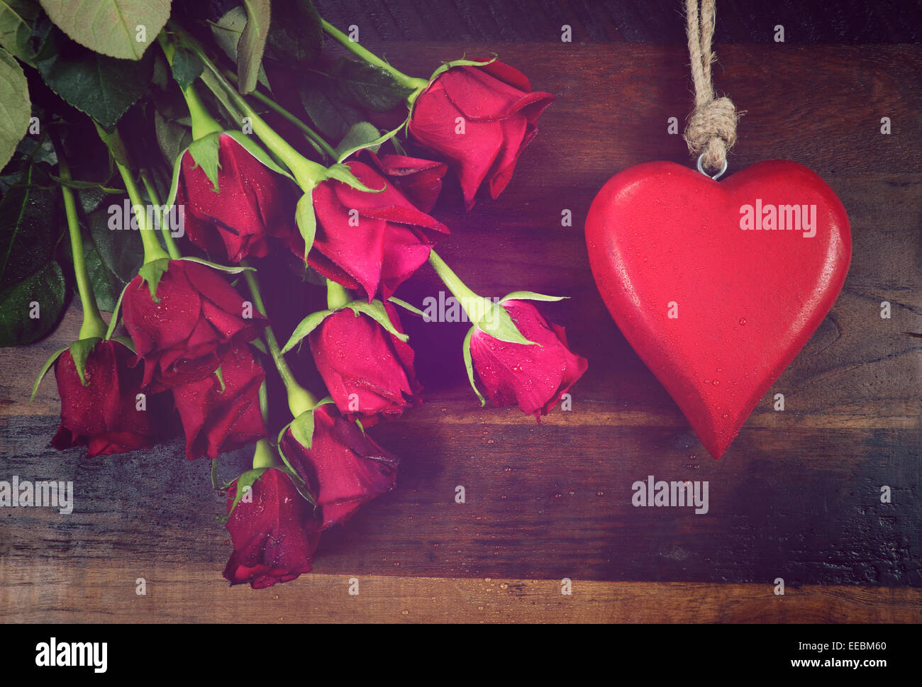 Vintage Rosen Geschenk für Valentinstag, Geburtstag oder besonderen Anlass auf recycelten distressed natürlichen dunklen Holz Hintergrund. Stockfoto