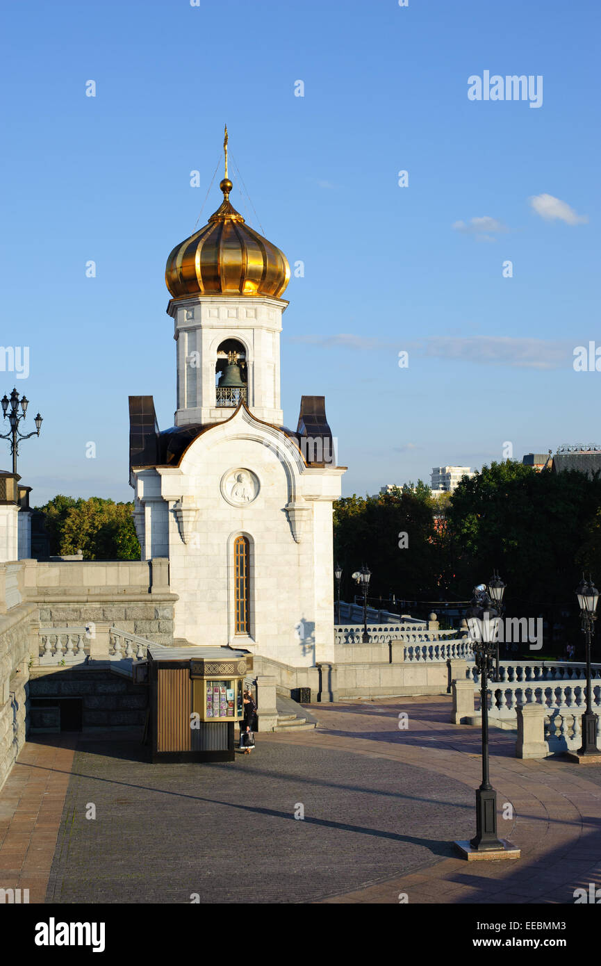 Goldhaube und der Kathedrale von Christus dem Erlöser über einen Glockenturm, Moskau, Russland Stockfoto