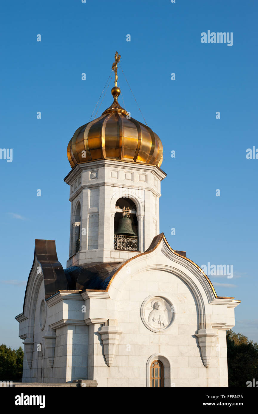 Goldhaube und der Kathedrale von Christus dem Erlöser über einen Glockenturm, Moskau, Russland Stockfoto