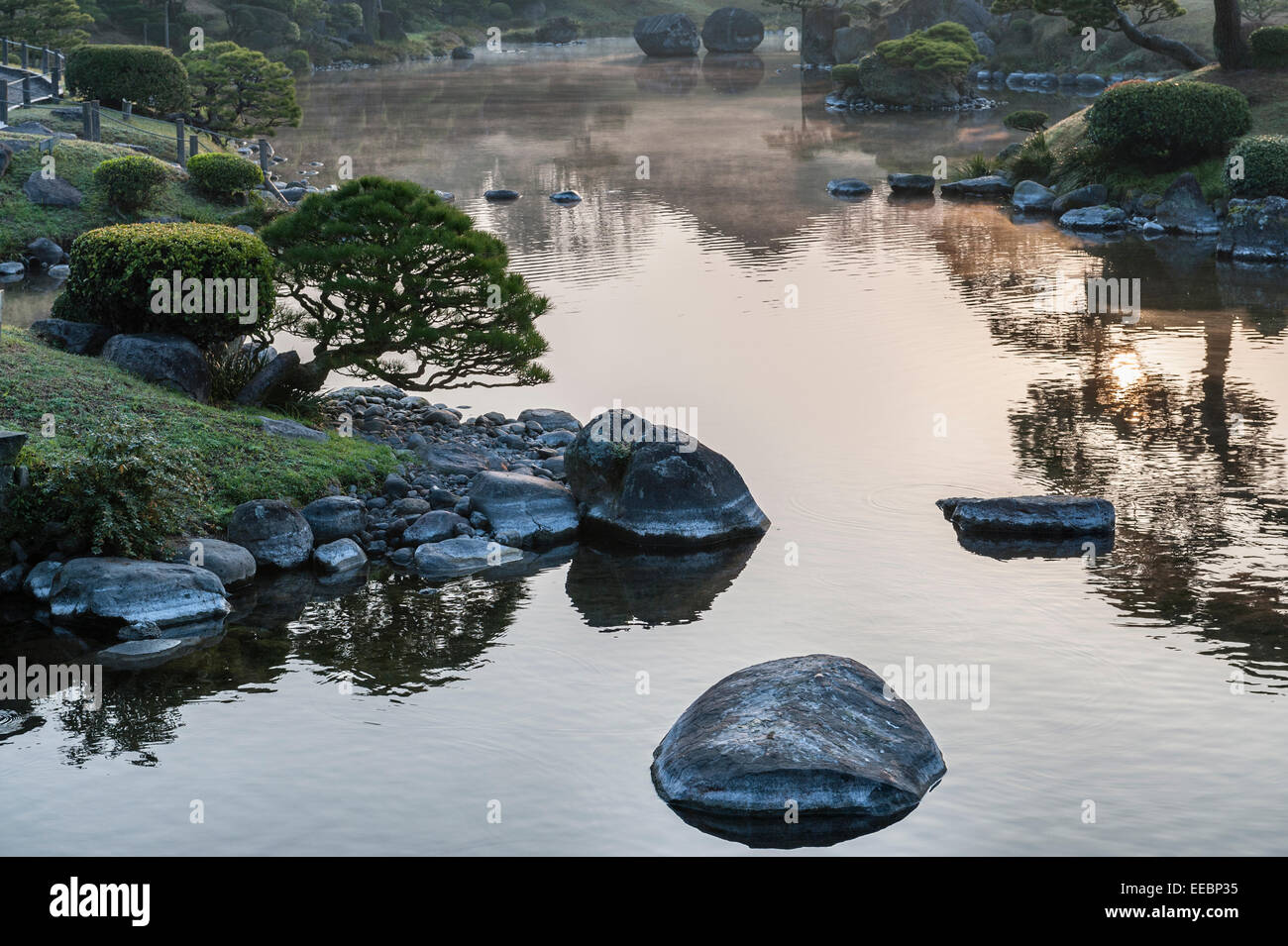 Kumamoto, Kyushu, Japan. Der Spaziergang Garten Suizen-Ji Joju-En, begonnen im Jahre 1632. Nebel am Teich im Morgengrauen Stockfoto
