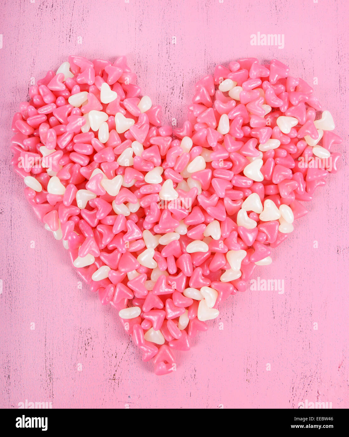 Valentinstag rosa und weißen Gelee candy Süßwaren in Herzform auf rosa Holz Hintergrund. Stockfoto