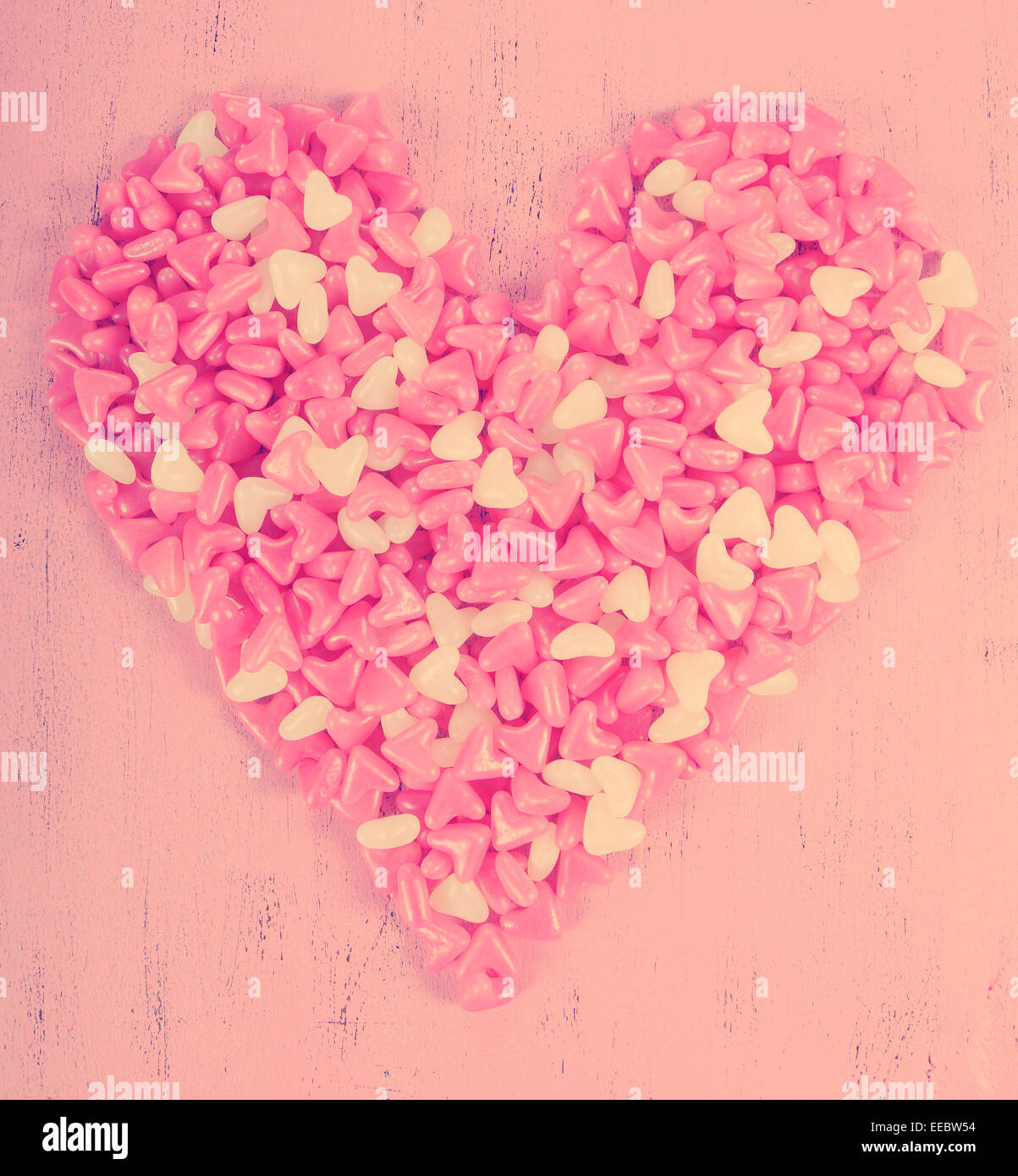 Retro-Vintage-Stil Happy Valentines Day Pink und weiß Herz Form Geleesüßigkeit auf rosa Holz Hintergrund. Stockfoto