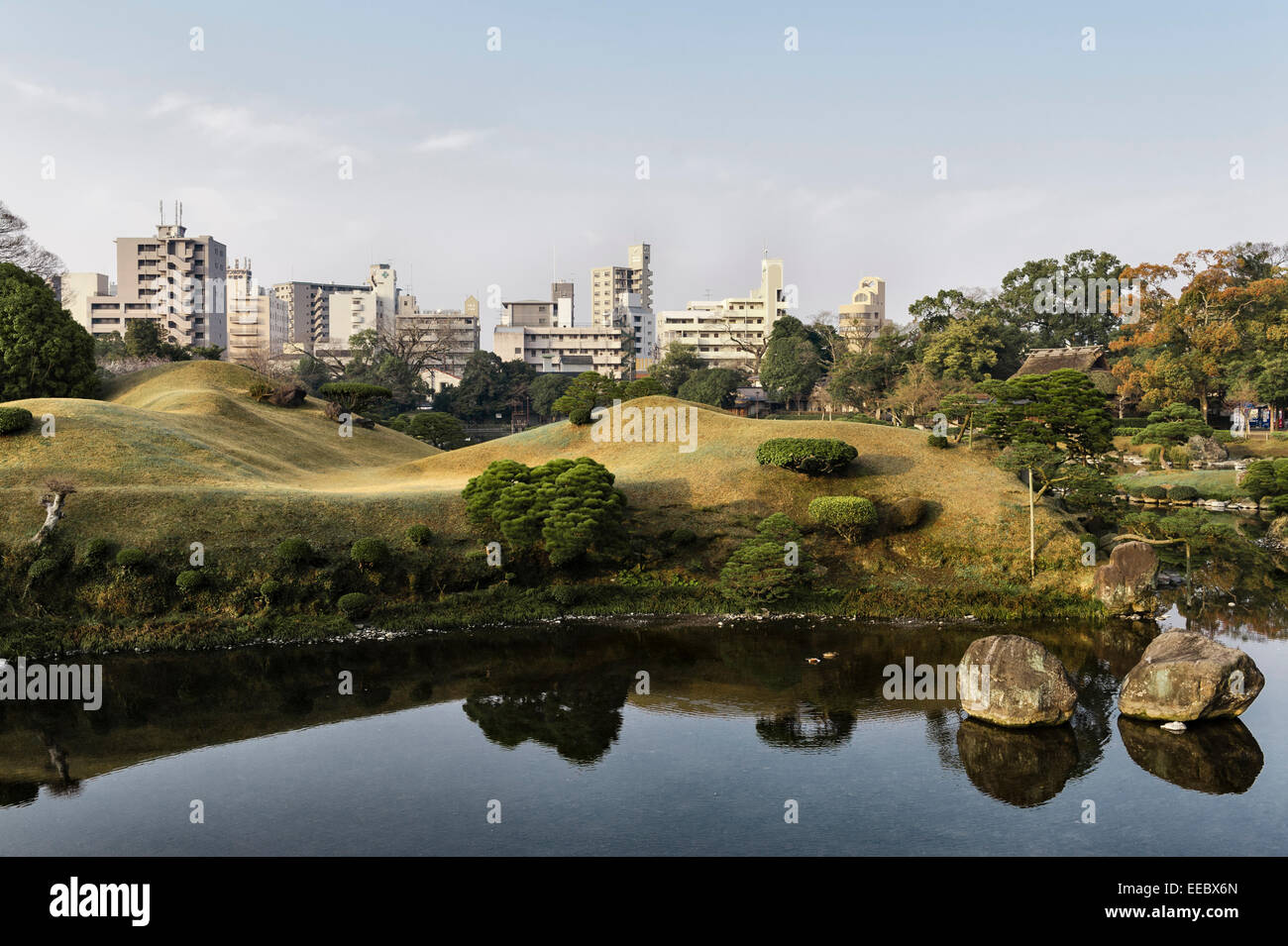 Kumamoto, Kyushu, Japan. Der Spaziergang Garten Suizen-Ji Joju-En, begonnen im Jahre 1632. Im Garten befindet sich im Zentrum der Stadt Stockfoto
