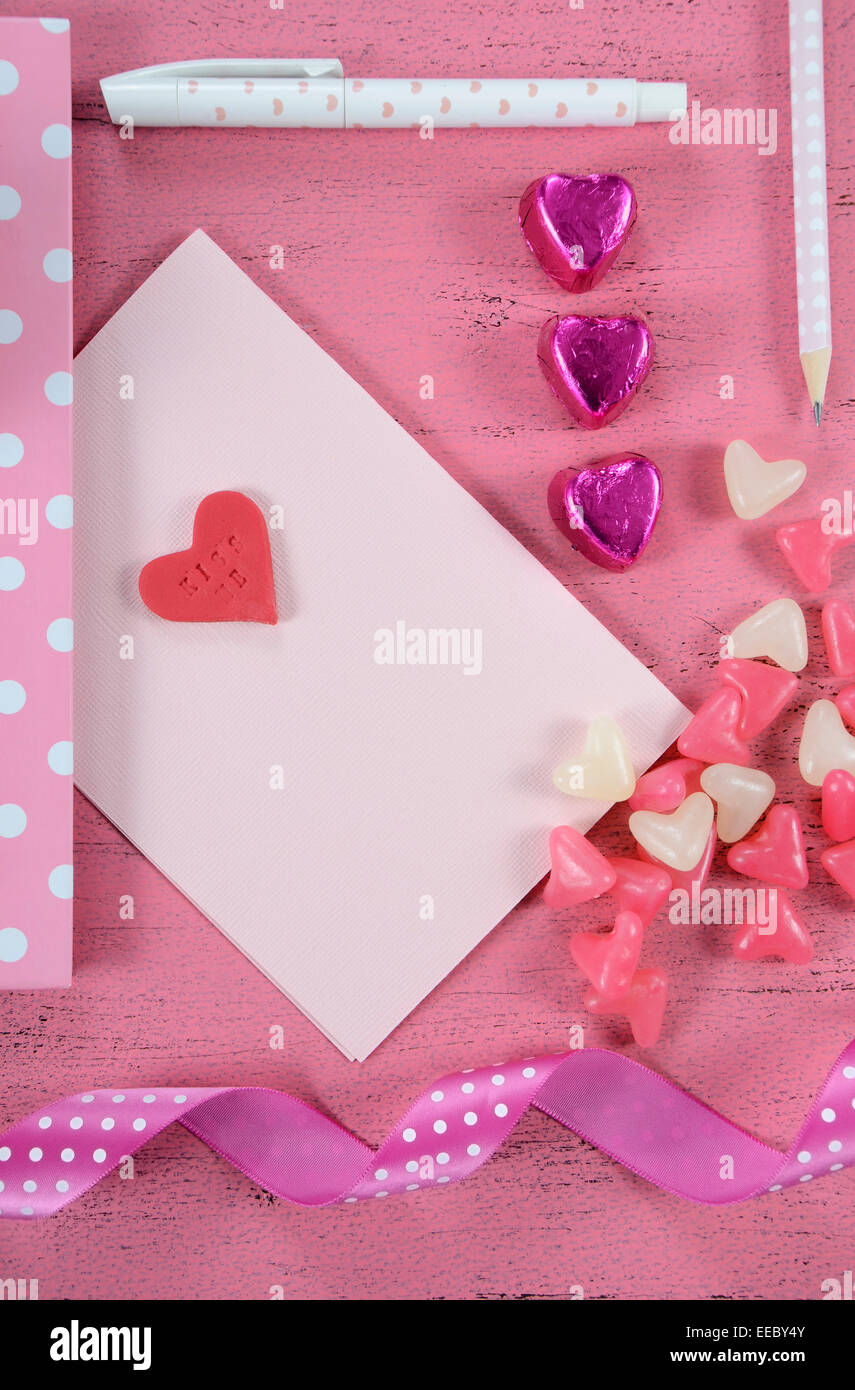 Schreiben Liebesbriefe und Karten für Happy Valentines Day mit Herz Form Candy auf rosa shabby chic Holz Hintergrund - vertikale. Stockfoto
