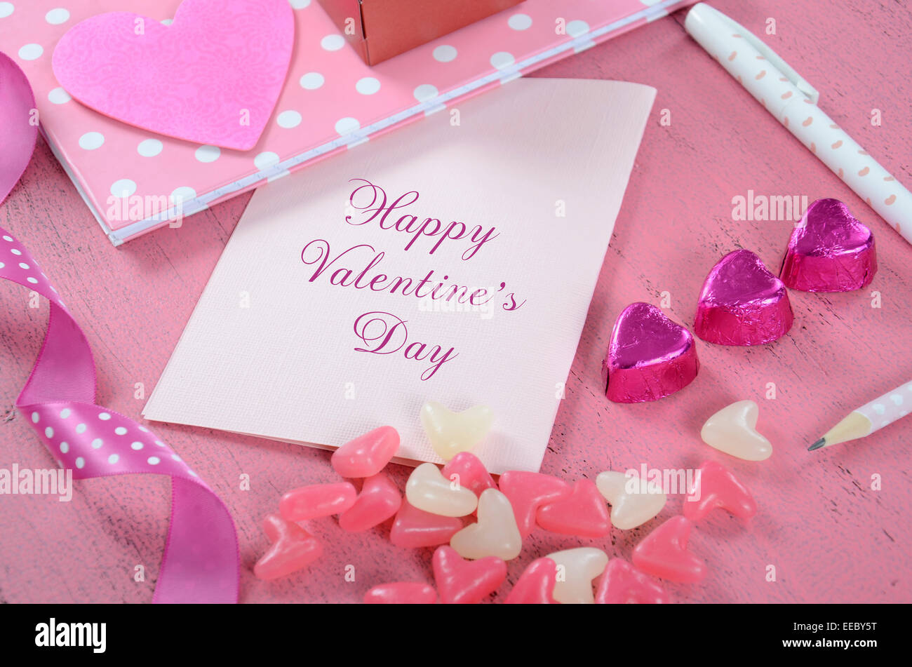 Schreiben Liebesbriefe und Karten für Happy Valentines Day mit Herz Form Candy auf rosa shabby chic Holz Hintergrund - Closeup. Stockfoto