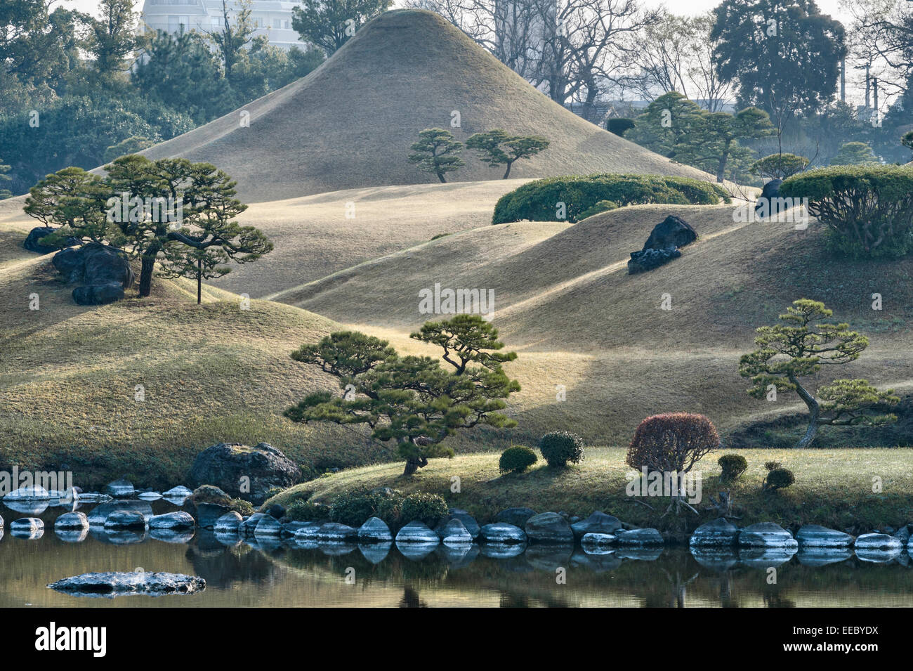 Kumamoto, Kyushu, Japan. Der Garten von Suizen-JI Joju-en wurde 1632 eröffnet. Landschaft mit einer Miniaturnachbildung des Fuji Stockfoto