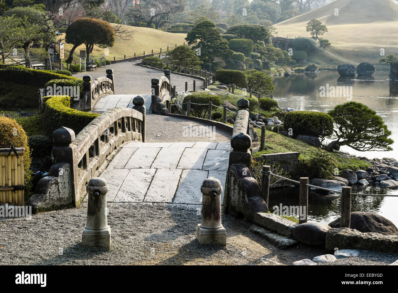 Kumamoto, Kyushu, Japan. Der Spaziergang Garten Suizen-Ji Joju-En, begonnen im Jahre 1632. Der doppelte Bogenbrücke Stockfoto