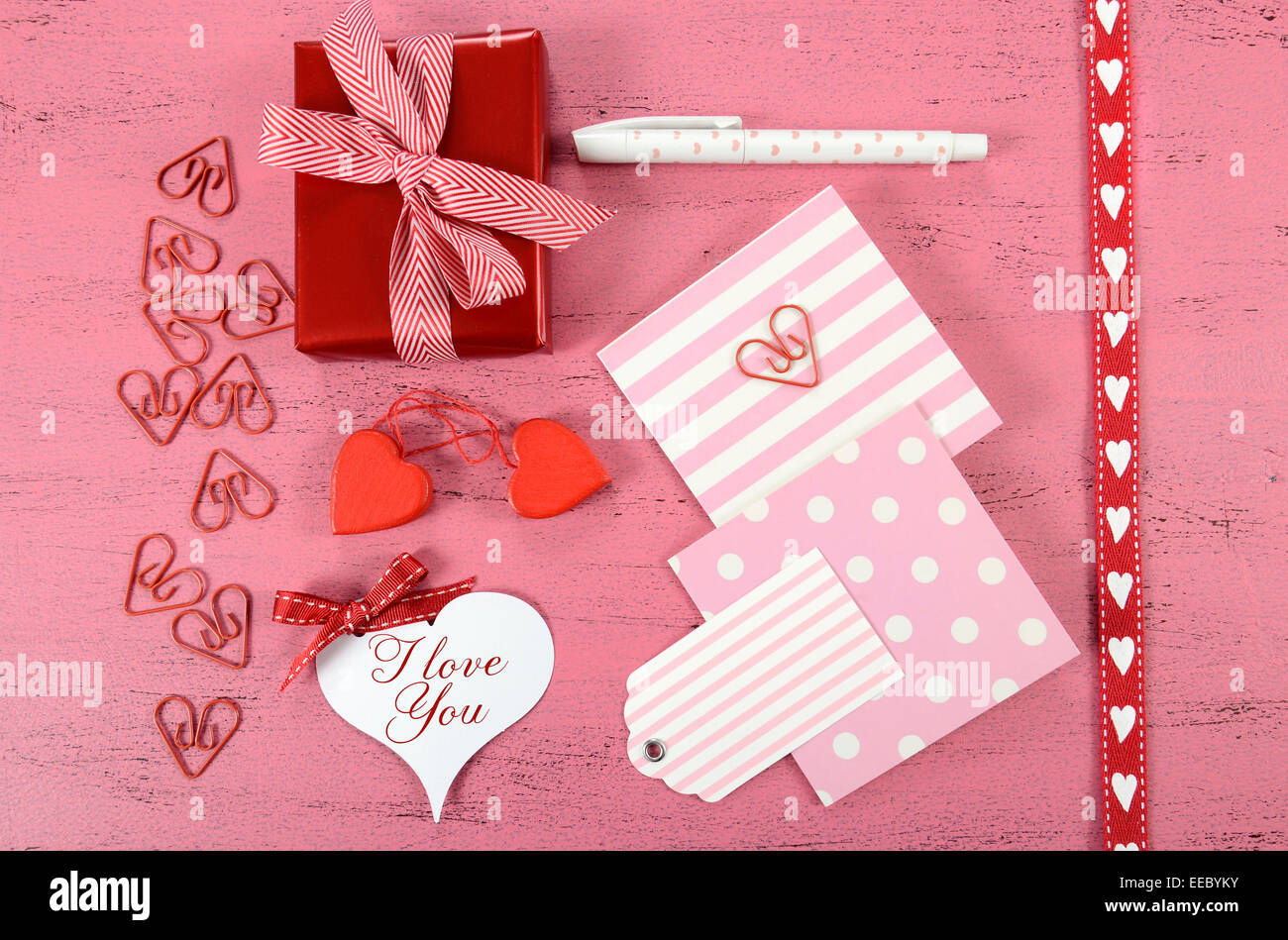 Happy Valentines Day Geschenke mit Geschenkanhänger und Herzen Verpacken auf shabby chic rosa Hintergrund. Stockfoto