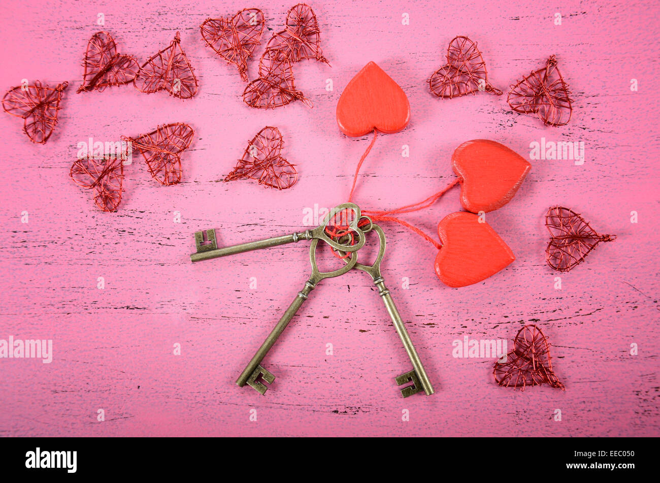 Glücklich Valentinstag Schlüssel zu meinem Herzen-Konzept auf shabby chic rosa Holz Hintergrund. Stockfoto