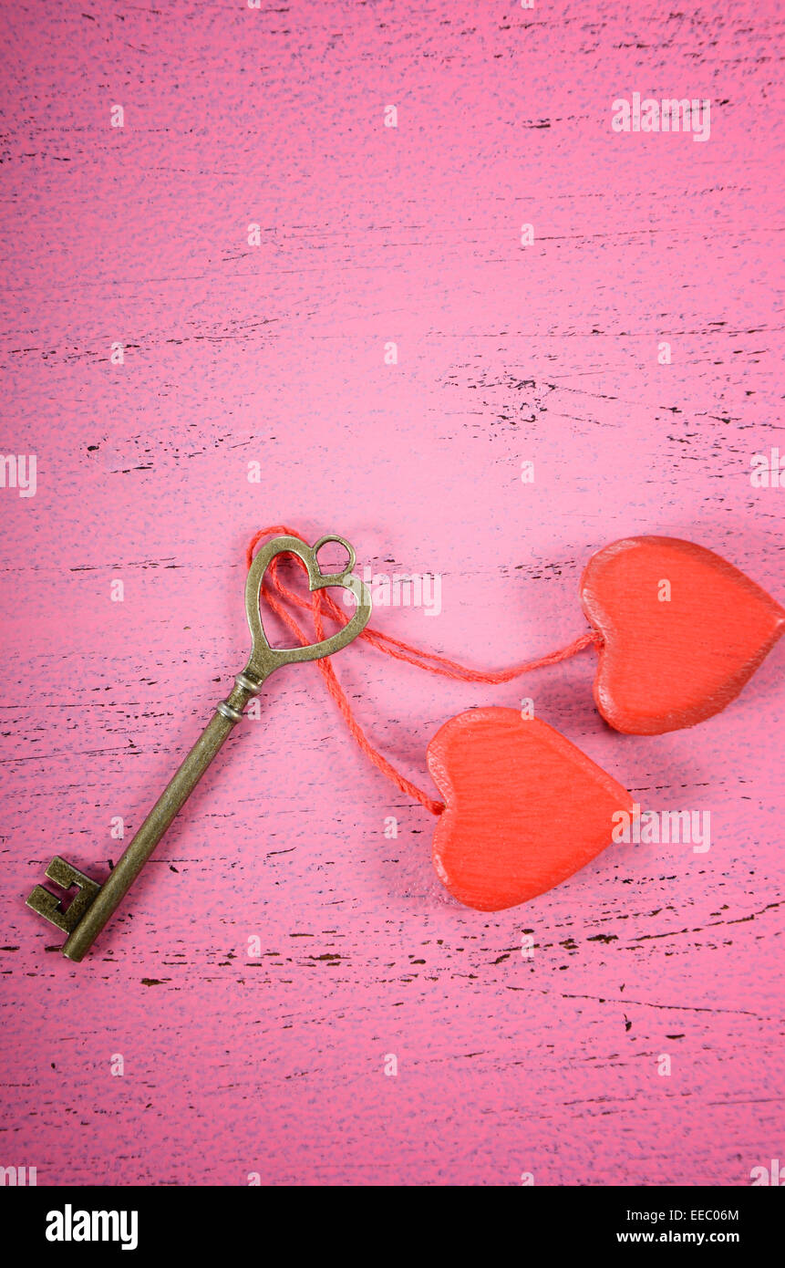 Glücklich Valentinstag Schlüssel zu meinem Herzen-Konzept auf shabby chic rosa Holz Hintergrund - vertikale. Stockfoto