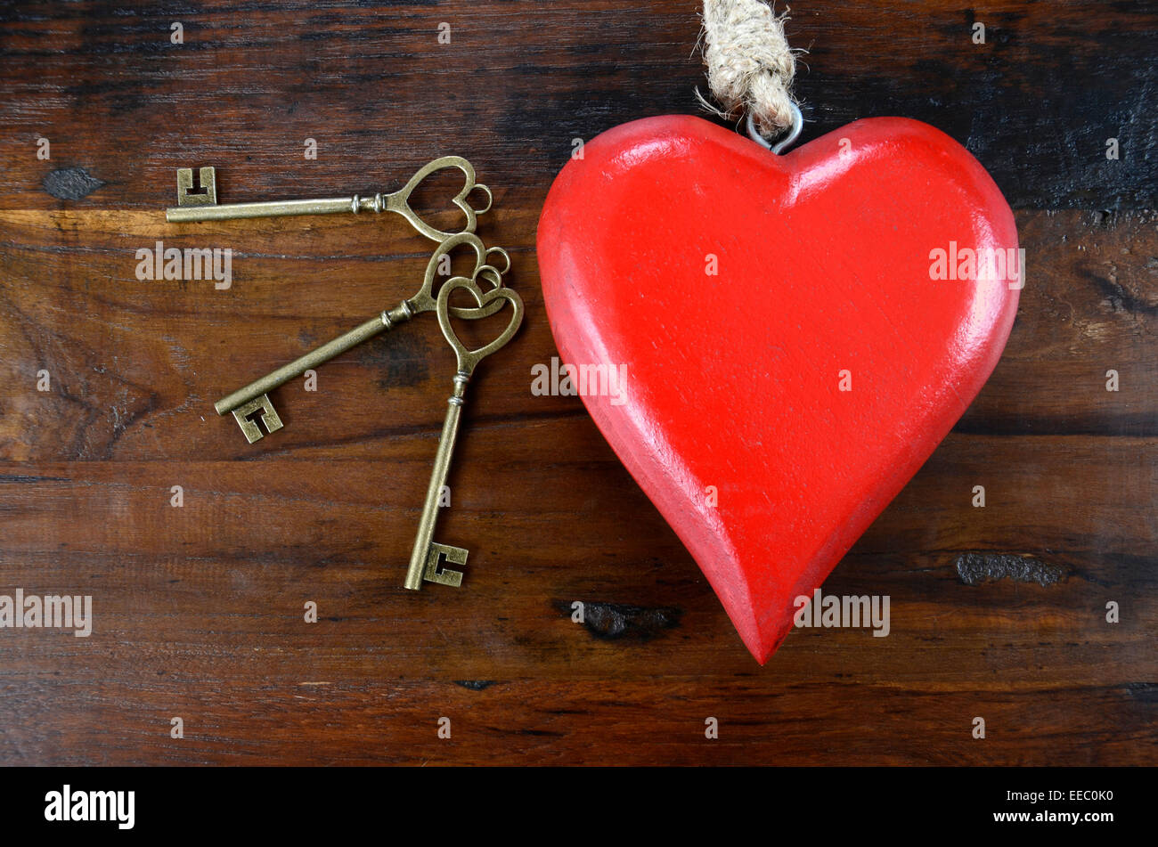Retro-Vintage-Stil Happy Valentines Day Schlüssel zu meinem Herzen-Konzept mit großen hängenden Herzen auf dunklem Holz. Stockfoto