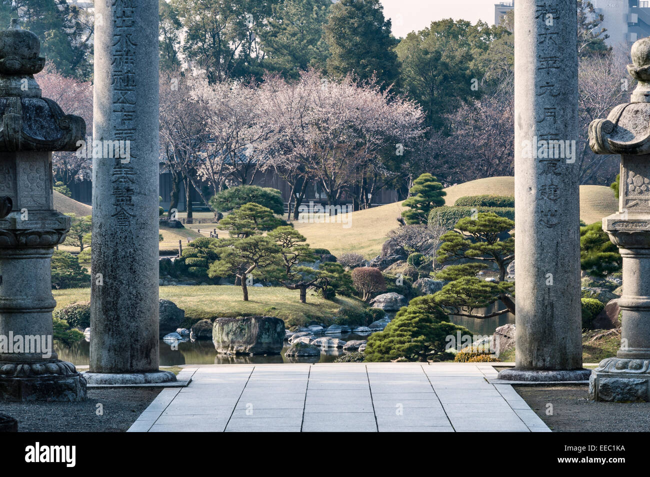 Kumamoto, Kyushu, Japan. Der Spaziergang Garten Suizen-Ji Joju-En, begonnen im Jahre 1632. Blick von der Izumi-Schrein Stockfoto