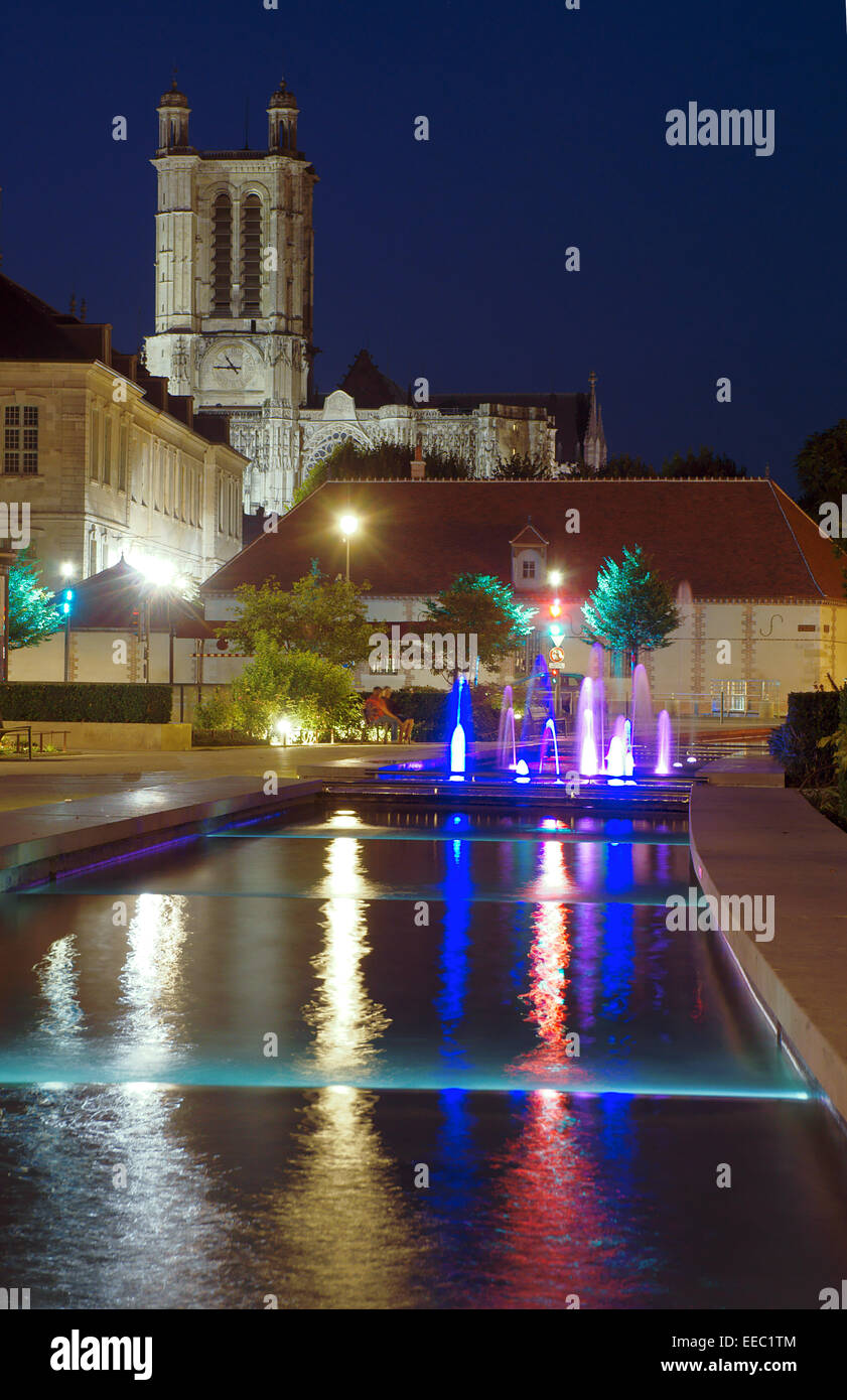 Brunnen und Türme der gotischen Kathedrale von Troyes, Frankreich Stockfoto