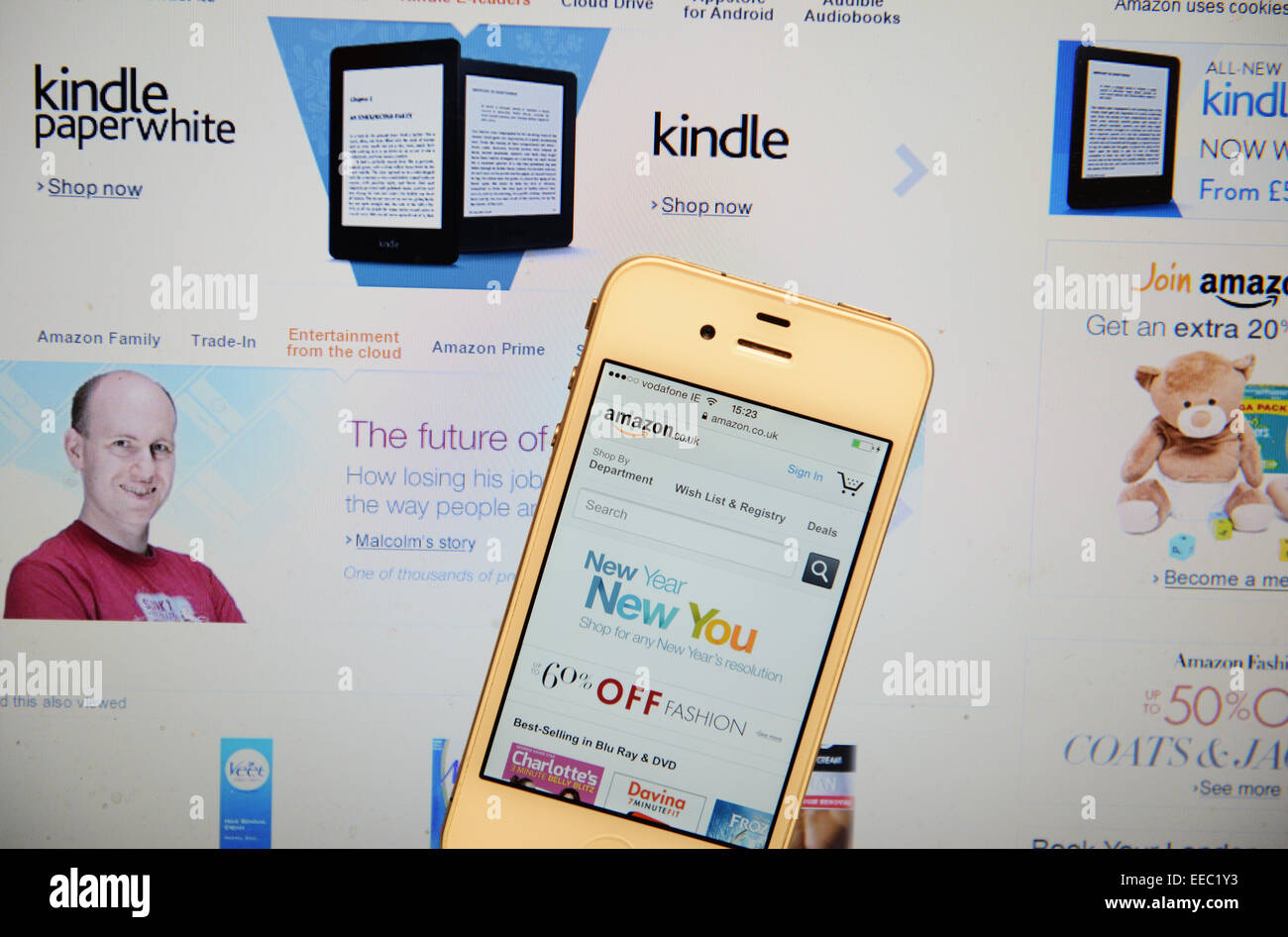 Amazon-Website und IPhone Stockfoto