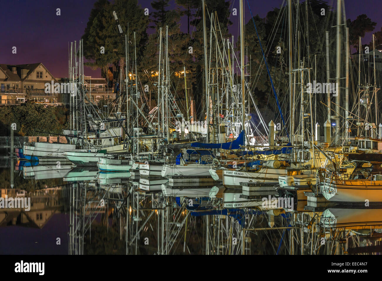 Boote vor Anker in Inner Noyo Harbor nahe der Mündung des Flusses Noyo nachts Fort Bragg, Kalifornien, USA Stockfoto