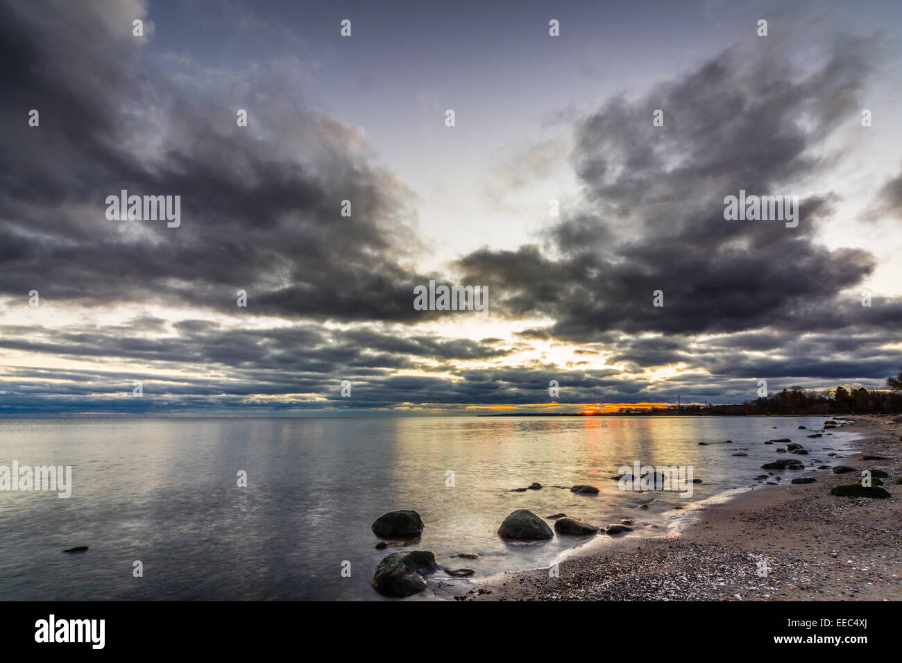 Ein Blick vom Ajax Waterfront Park, Blick nach Westen am Lake Ontario. Stockfoto