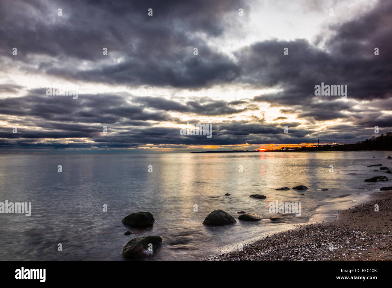 Ein Blick vom Ajax Waterfront Park, Blick nach Westen am Lake Ontario. Stockfoto