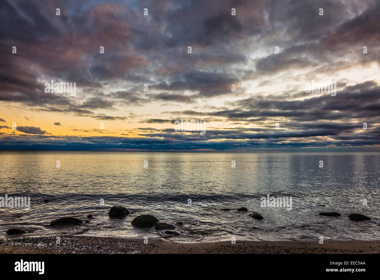 Ein Blick vom Ajax Waterfront Park, Blick nach Westen am Lake Ontario. Stockfoto